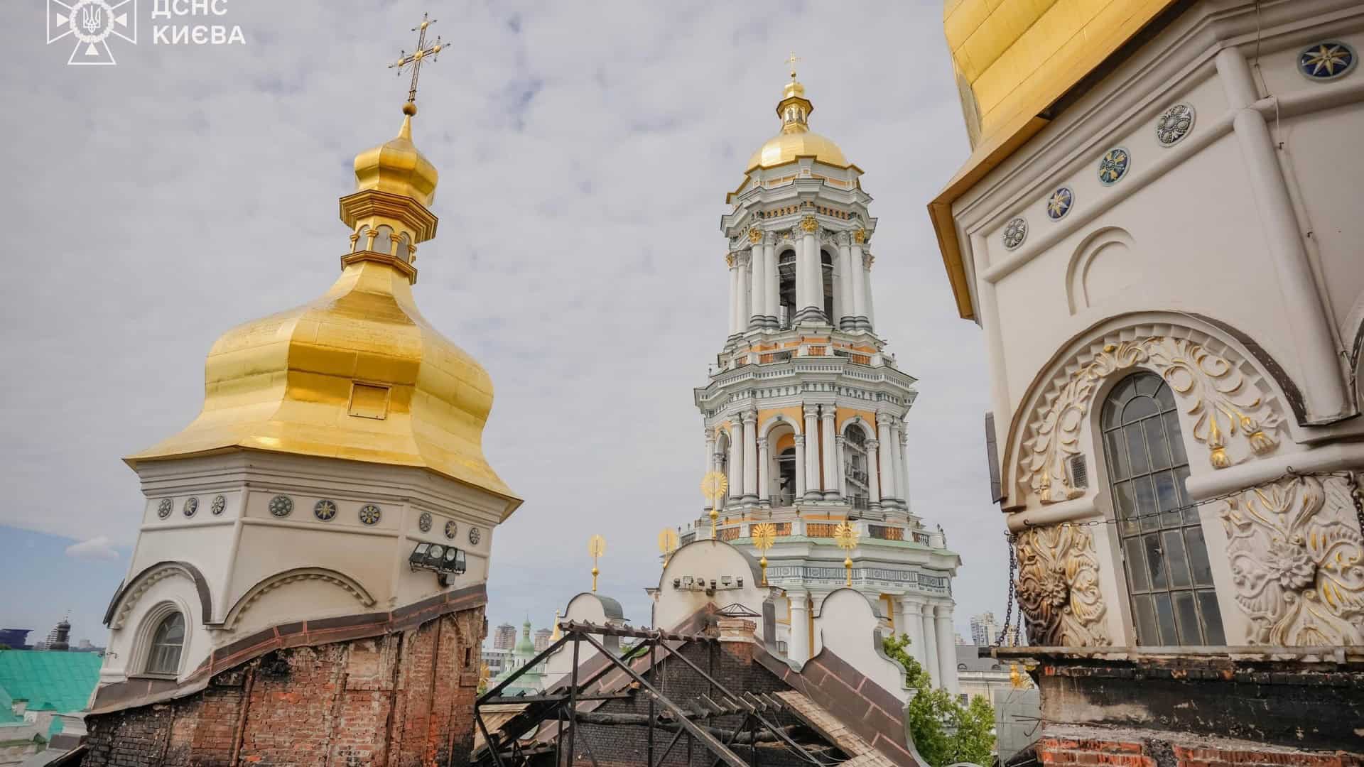 Гелікоптери ДСНС зробили 39 скидів води на пожежі в Києві після атаки РФ Рятувальники ДСНС відновлюють пошкоджений дах Свято-Успенського собору у Києво-Печерській лаврі після атаки РФ 15 червня