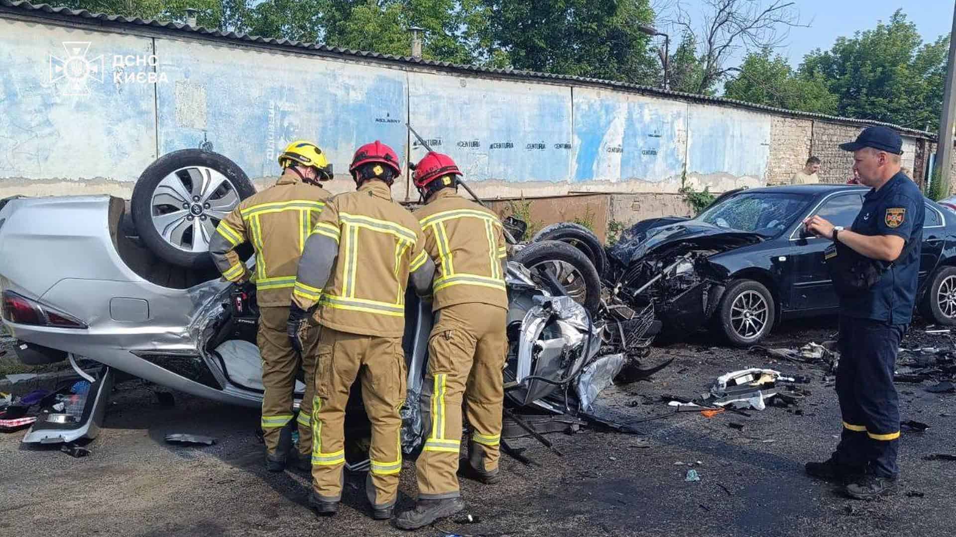 Місце ДТП на вулиці Виговського у Подільському районі Києва, де загинула жінка 1974 року народження, ще четверо постраждалих