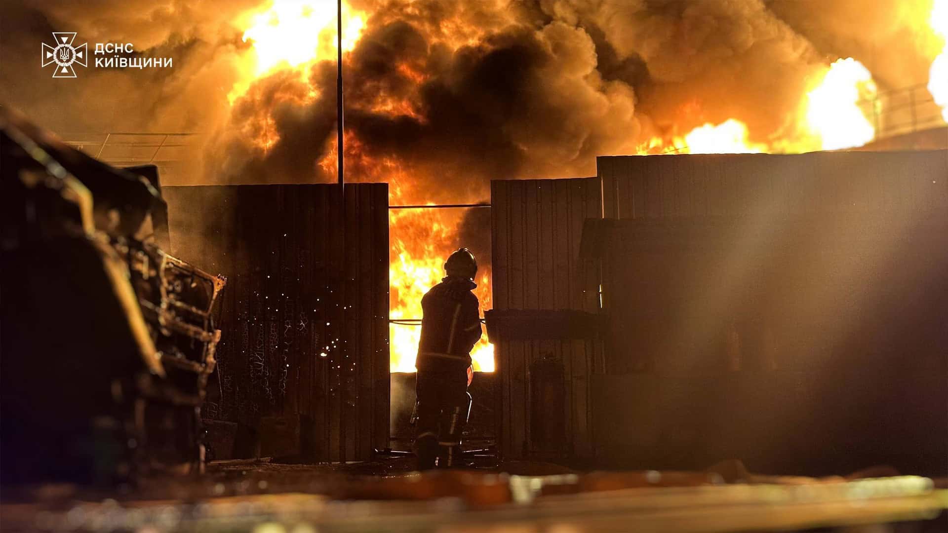 Пожежа на Бориспільщині: 2000 кв. м після атаки дронів