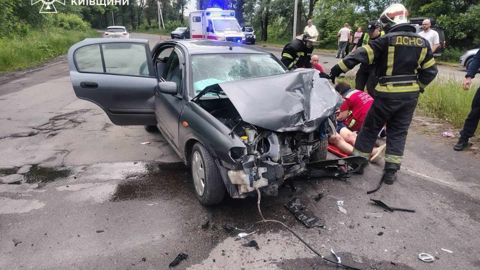 Рятувальники ДСНС Київщини деблокують постраждалих з понівечених автомобілів після ДТП у Ходосівці Обухівського району