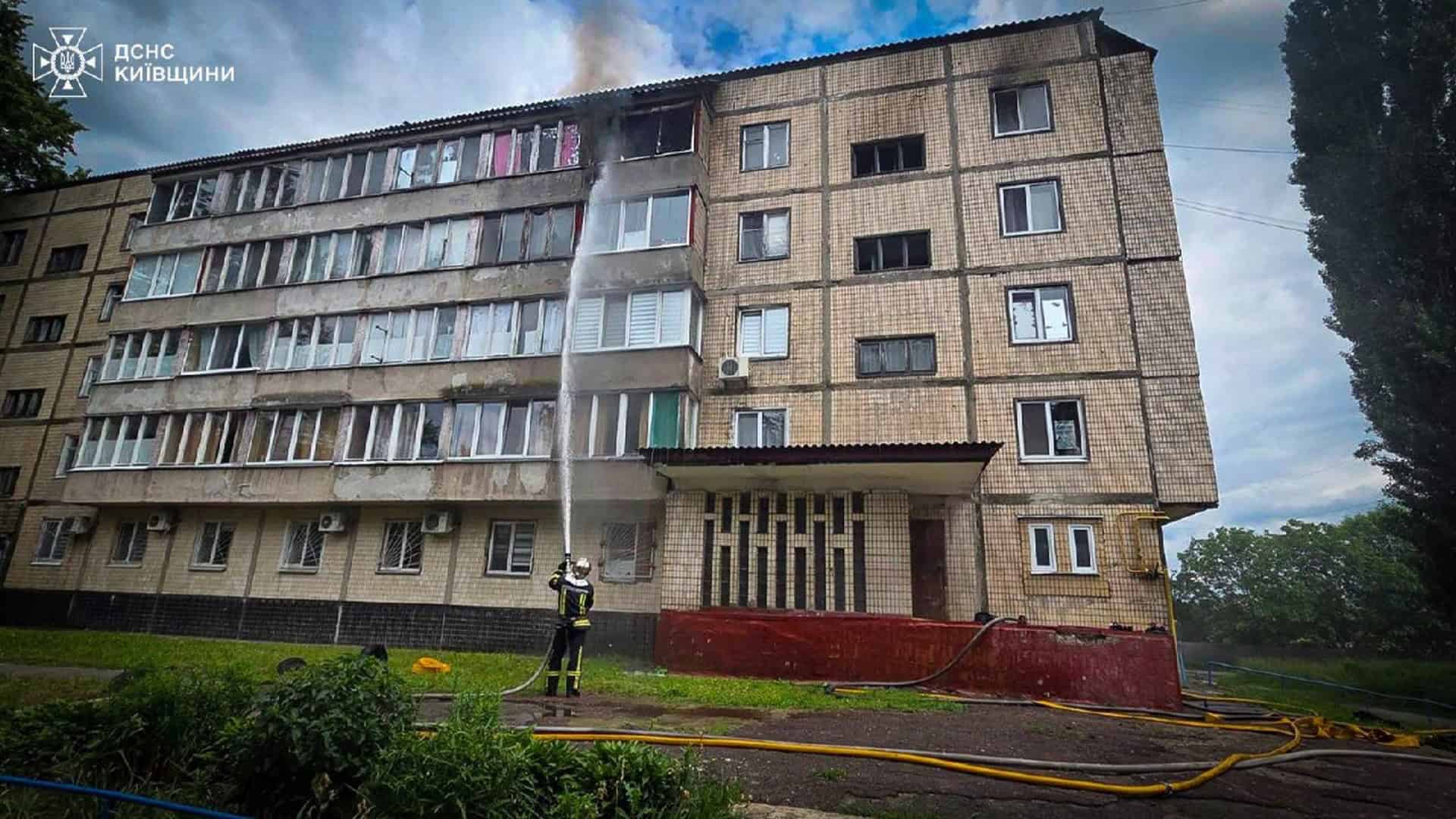Рятувальники ДСНС гасять пожежу в п'ятиповерхівці у селищі Калита, звідки евакуювали 14 мешканців