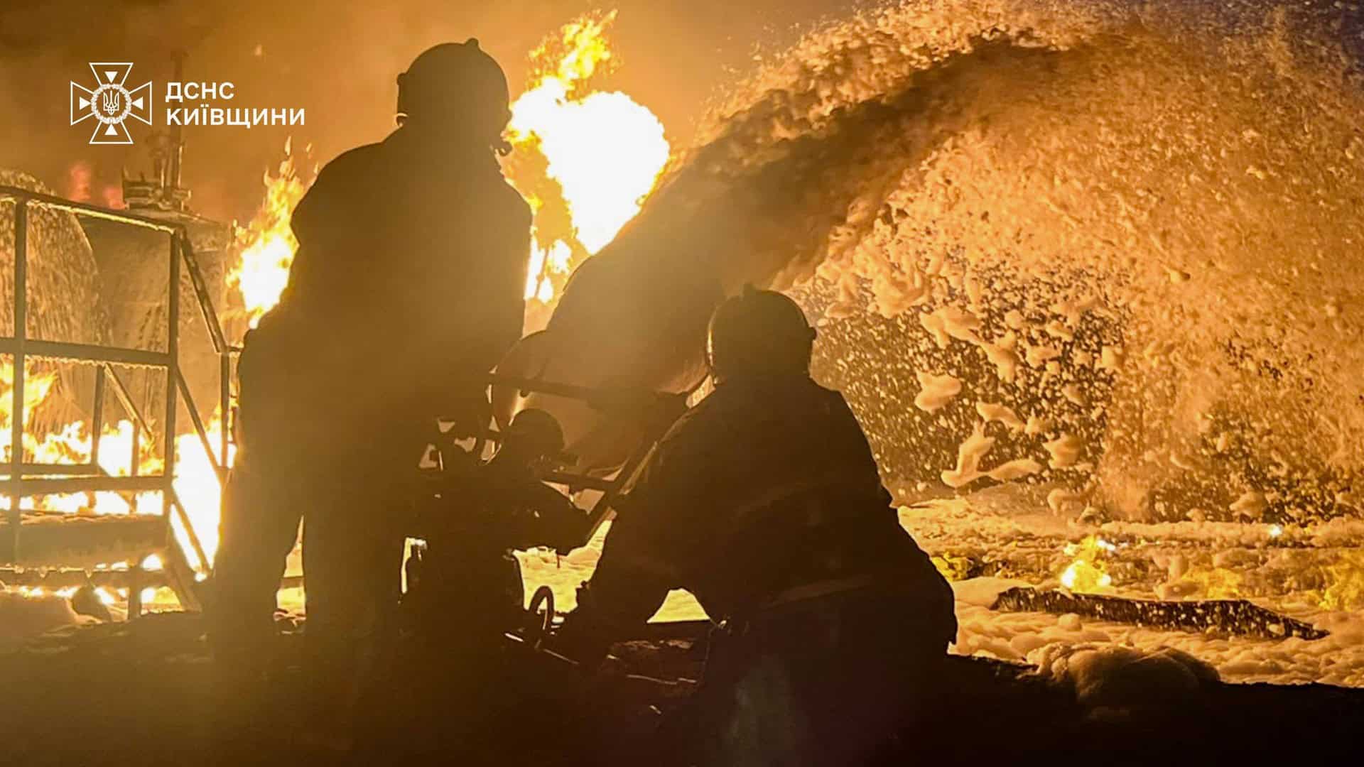 Київщина: пожежі після обстрілів в с. Софіївська Борщагівка Бучанського району Рятувальники ДСНС ліквідовують масштабну пожежу після влучання російського БпЛА у Бориспільському районі Київщини