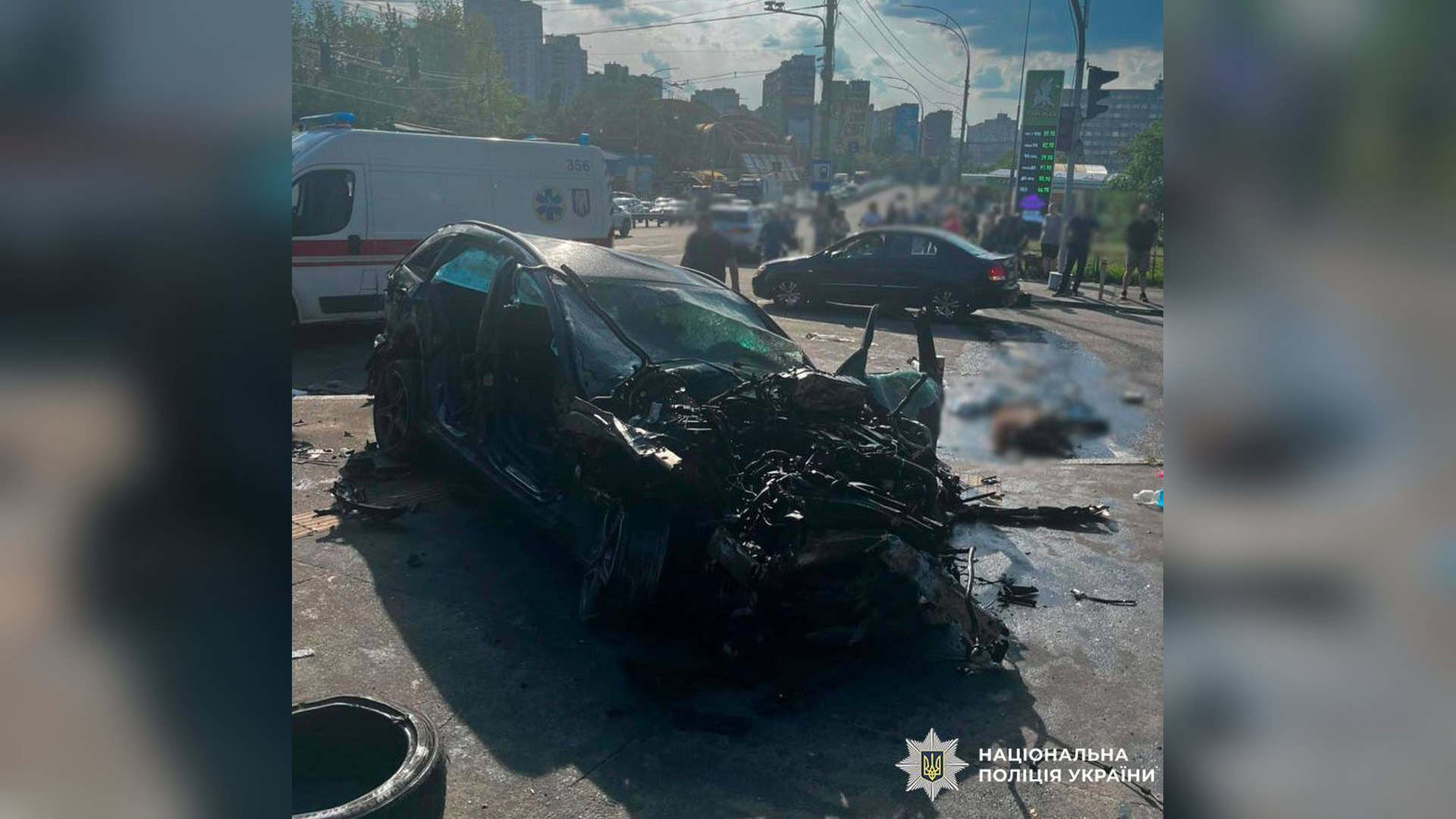 Понівечений автомобіль Mercedes на місці смертельного ДТП на Чоколівському бульварі в Києві, на місці працюють рятувальники та поліція