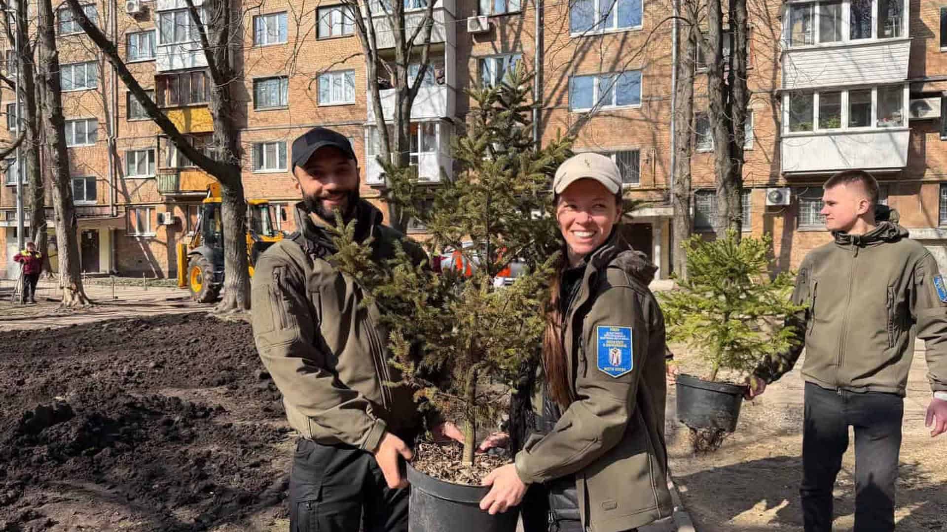 Інспектори Департаменту територіального контролю КМДА перевіряють дотримання правил благоустрою під час весняного двомісячника у Києві