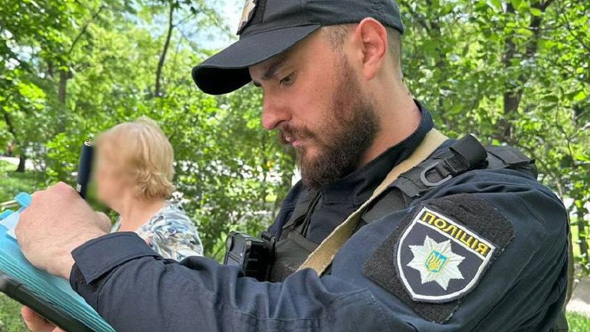 Підробні документи і хабарі: у Києві викрили схеми ухилення Поліція Києва відкрила кримінальне провадження після загибелі собаки породи Бішон, яку викинули з шостого поверху на вулиці Чорнобильській у Святошині