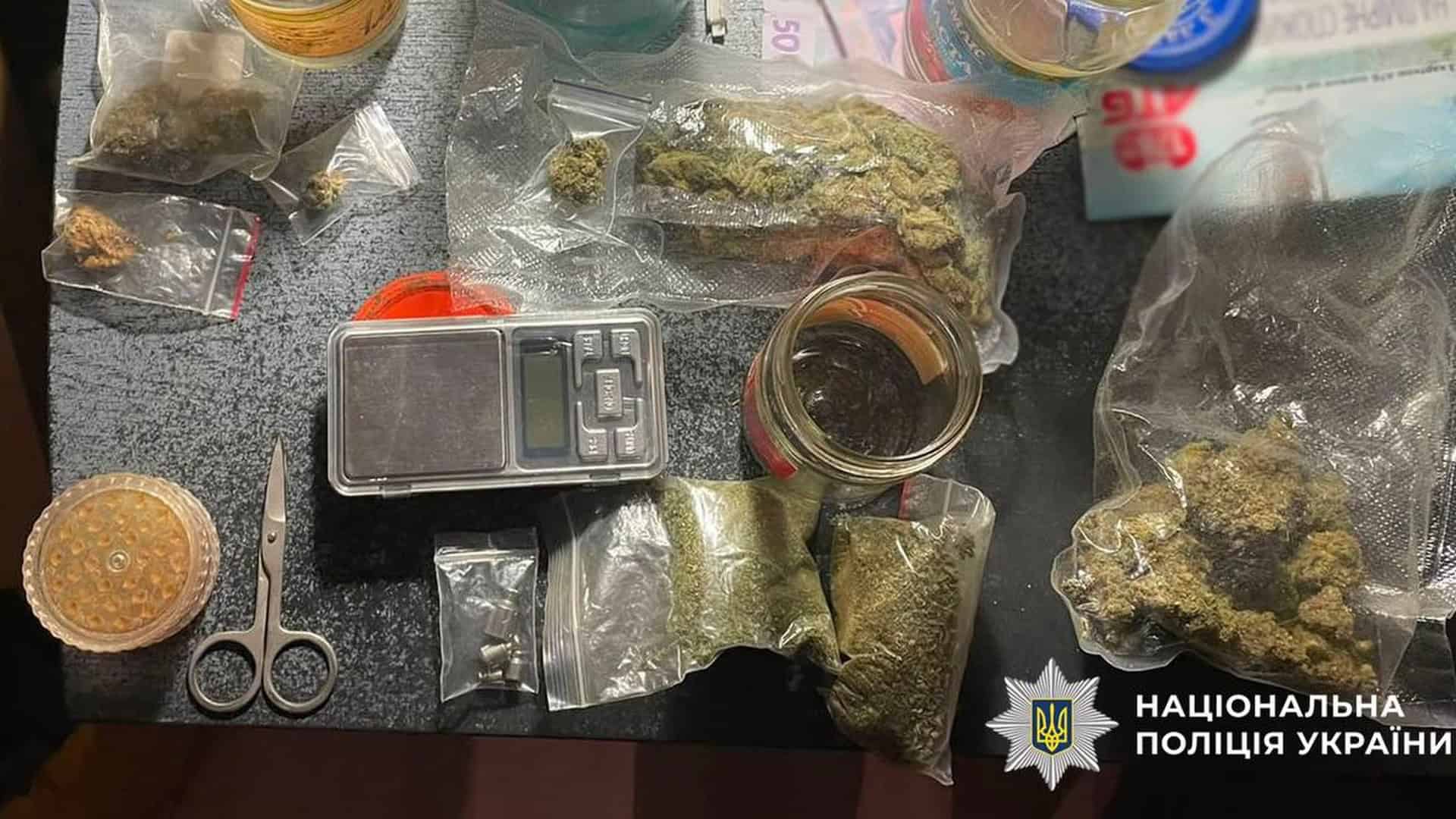 Грабіж на ярмарку в Києві: справа 23-річного зловмисника вже в суді Поліцейські Києва затримали 34-річного мешканця Троєщини за збут канабісу, вилучено пів кілограма наркотику та 500 тисяч гривень