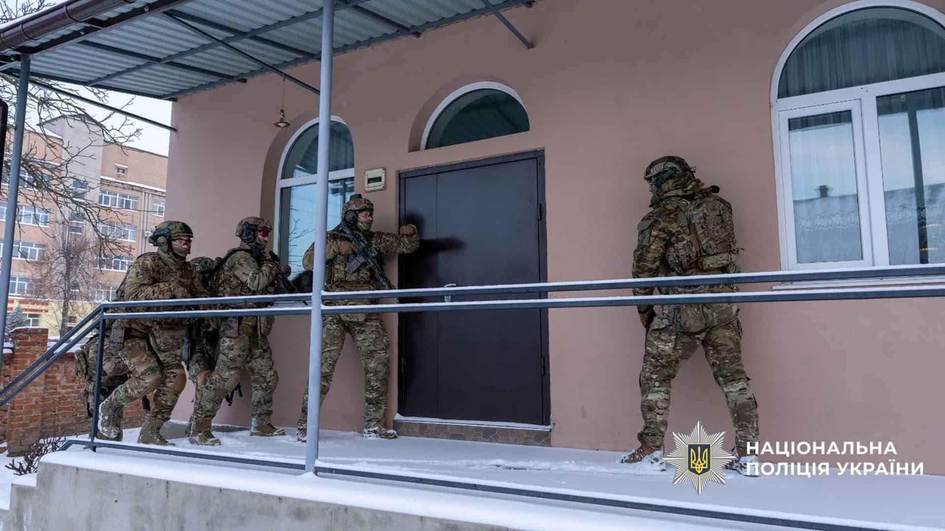 Грабіж на ярмарку в Києві: справа 23-річного зловмисника вже в суді Поліція Києва викрила угруповання псевдоворожок, які виманювали гроші у родин загиблих воїнів, фігурантам загрожує до 12 років