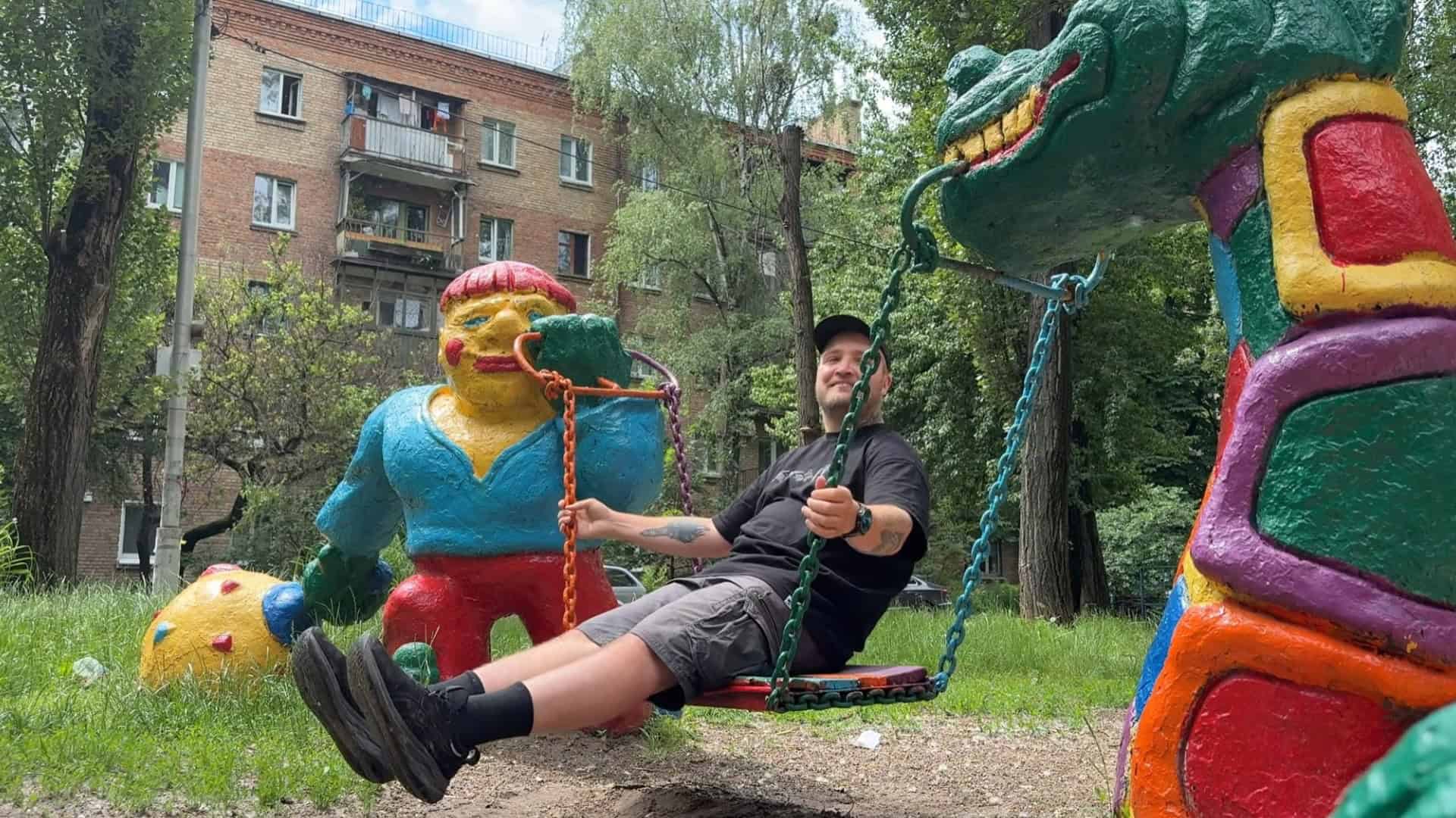 Найбільший цирк СРСР і унікальний купол: що приховує будівля на Галицькій площі Чоловік гойдається на дитячому майданчику зі старими бетонними скульптурами у дворі київської хрущовки