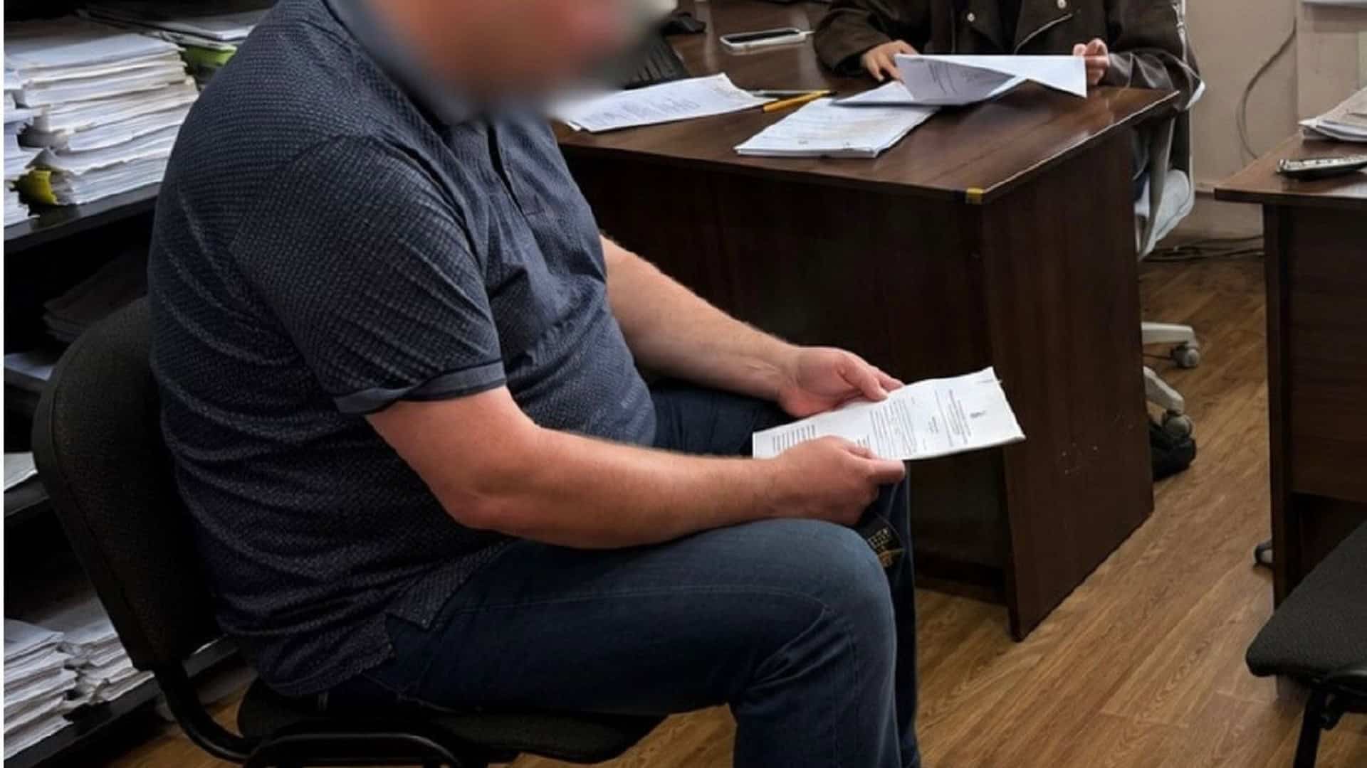 Колишній чиновник КМДА підозрюється у розтраті 2 млн грн на фіктивну доставку 29 гуманітарних авто до Києва
