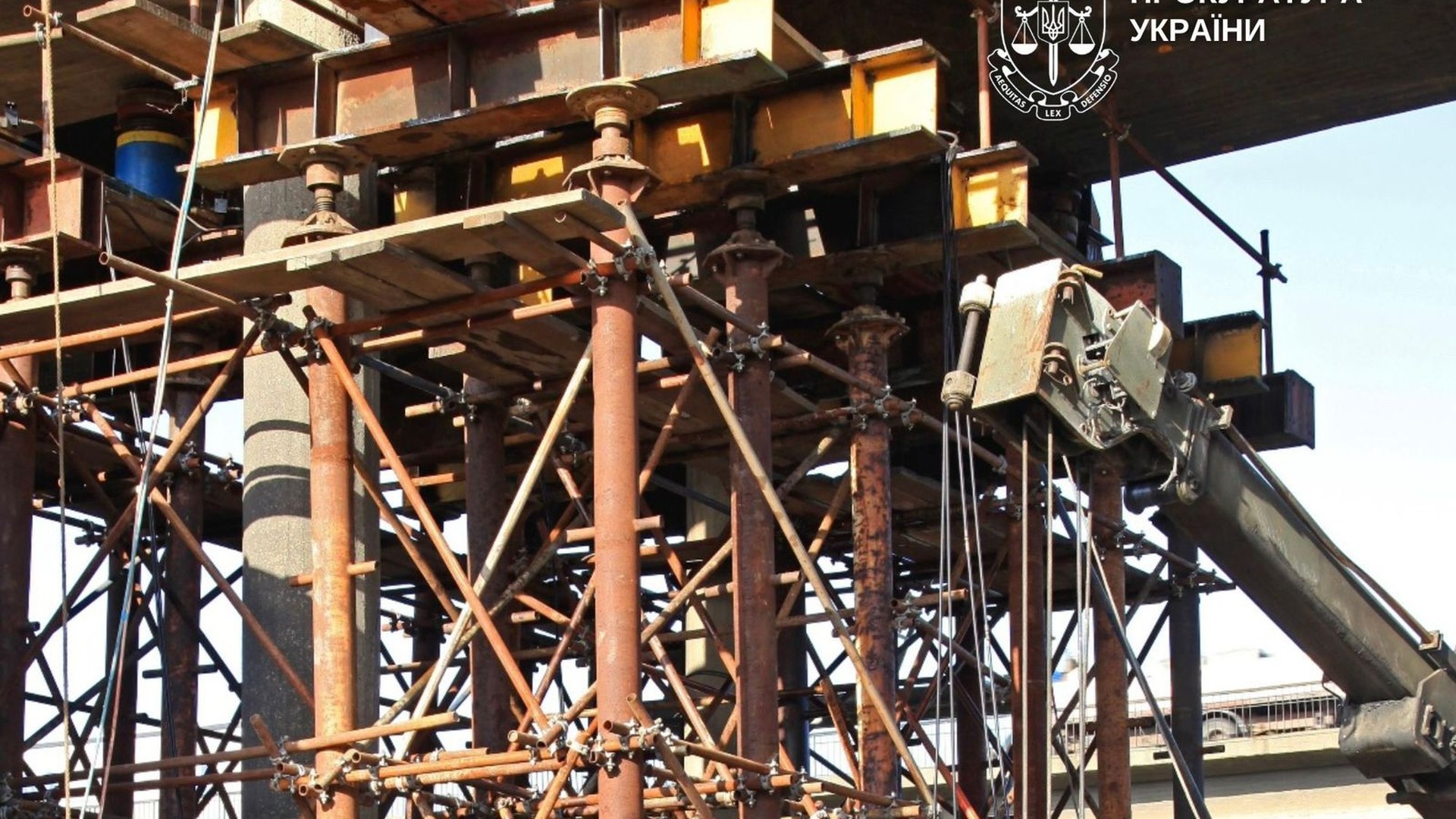 Посадовець КП «Київавтошляхміст» підозрюється у розтраті 6,7 млн грн при закупівлі обладнання для ремонту мостів Києва у 2024 році