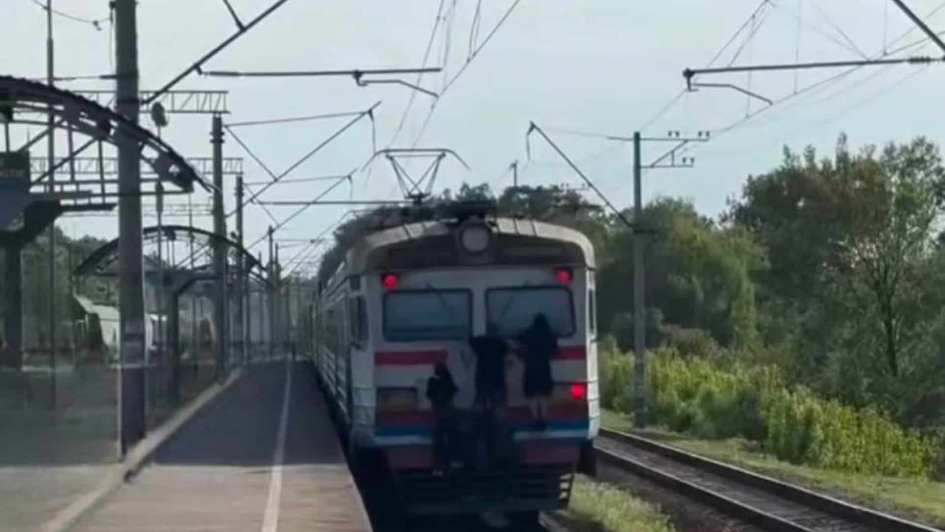 У центрі Києва машини провалились під асфальт: що сталося Підлітки на даху залізничних цистерн: на Київщині з початку року зафіксували 12 випадків зачепінгу, 13-річний хлопчик загинув