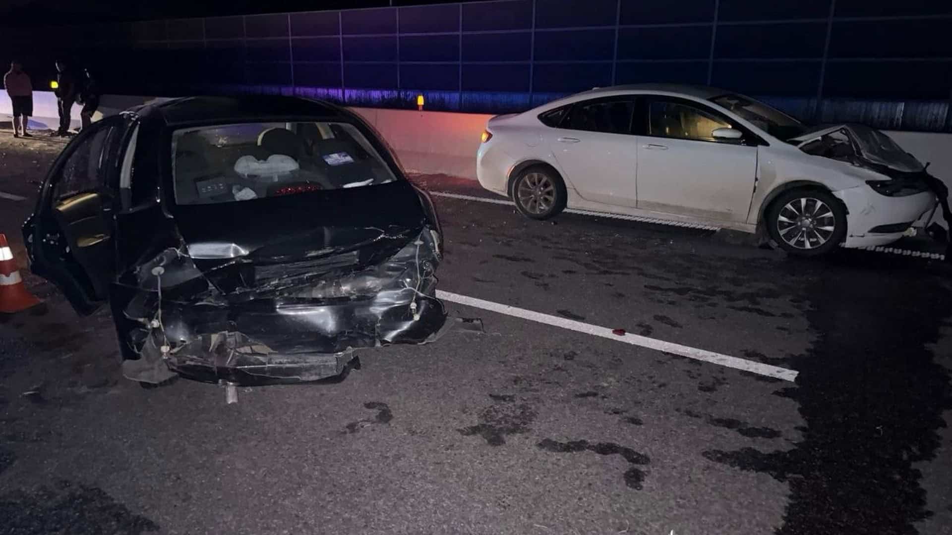 У Білій Церкві 24-річний рецидивіст викрав авто і кинув його в лісосмузі Розбиті автомобілі Chrysler і Chevrolet на трасі М-01 у Броварському районі після ДТП з п'яним водієм