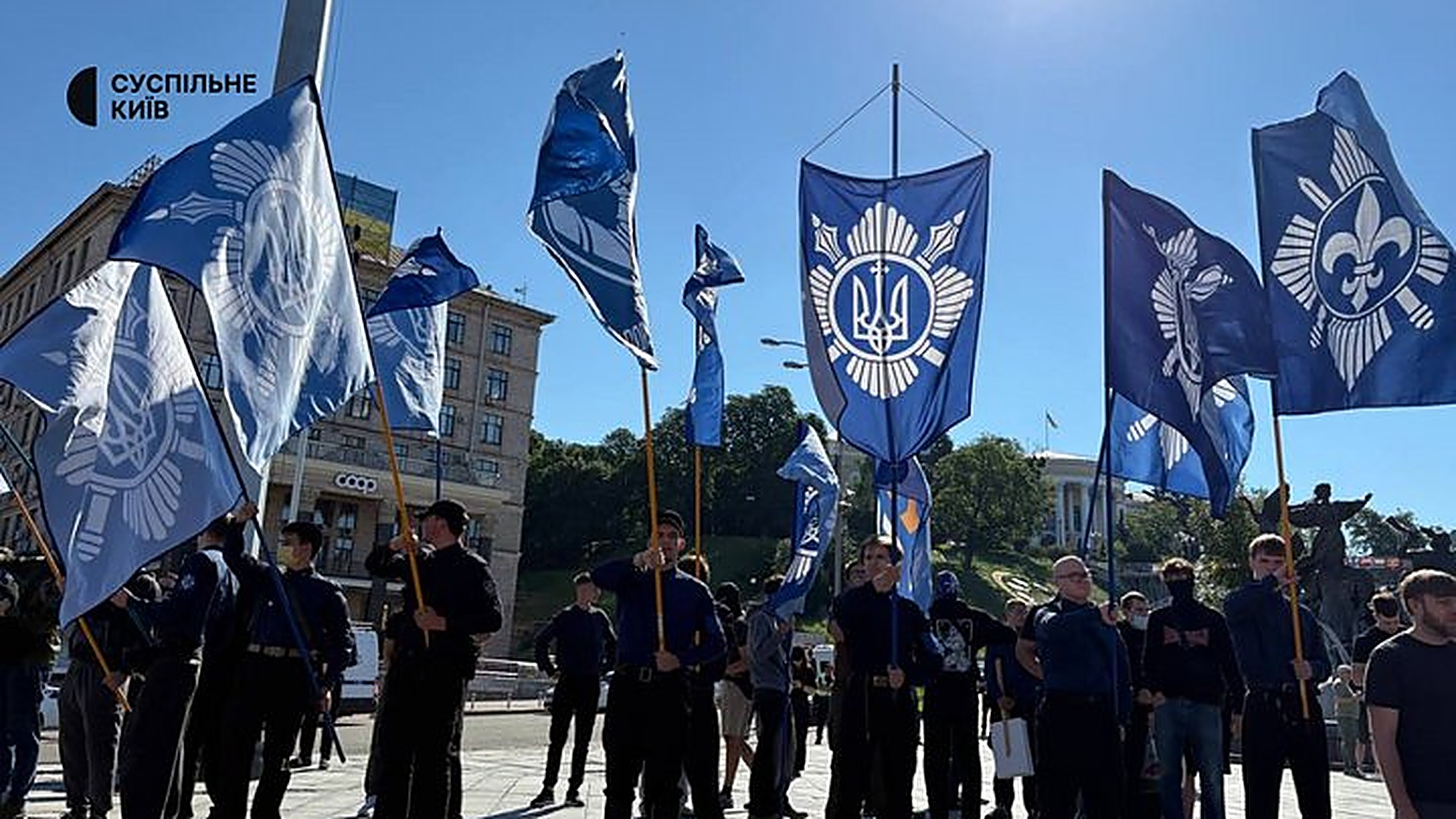Учасники «Маршу Традиції» з блакитними прапорами в центрі Києва 21 червня 2026 року під час Ходи на захист сім’ї