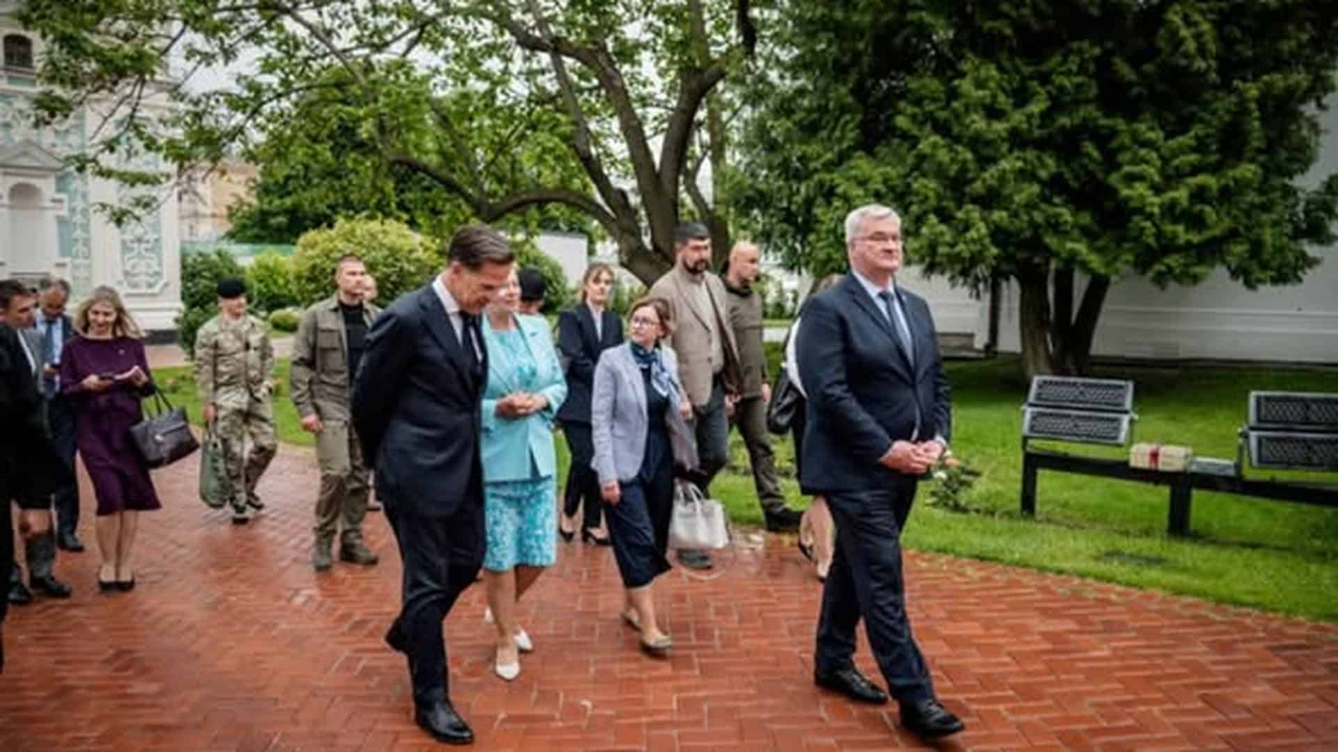 Делегати 32 країн НАТО на чолі з Генсеком Марком Рютте на території заповідника «Софія Київська» 3 червня 2026 року
