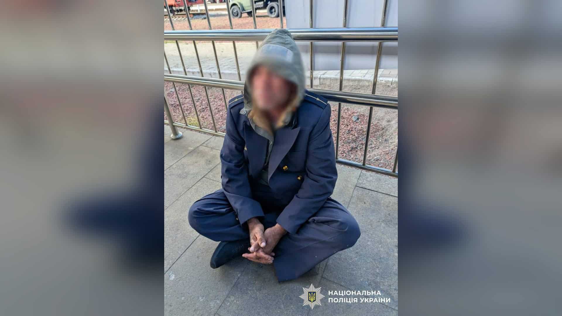 51-річний підозрюваний у вкраденій формі залізничника після затримання поліцією на Центральному залізничному вокзалі Києва