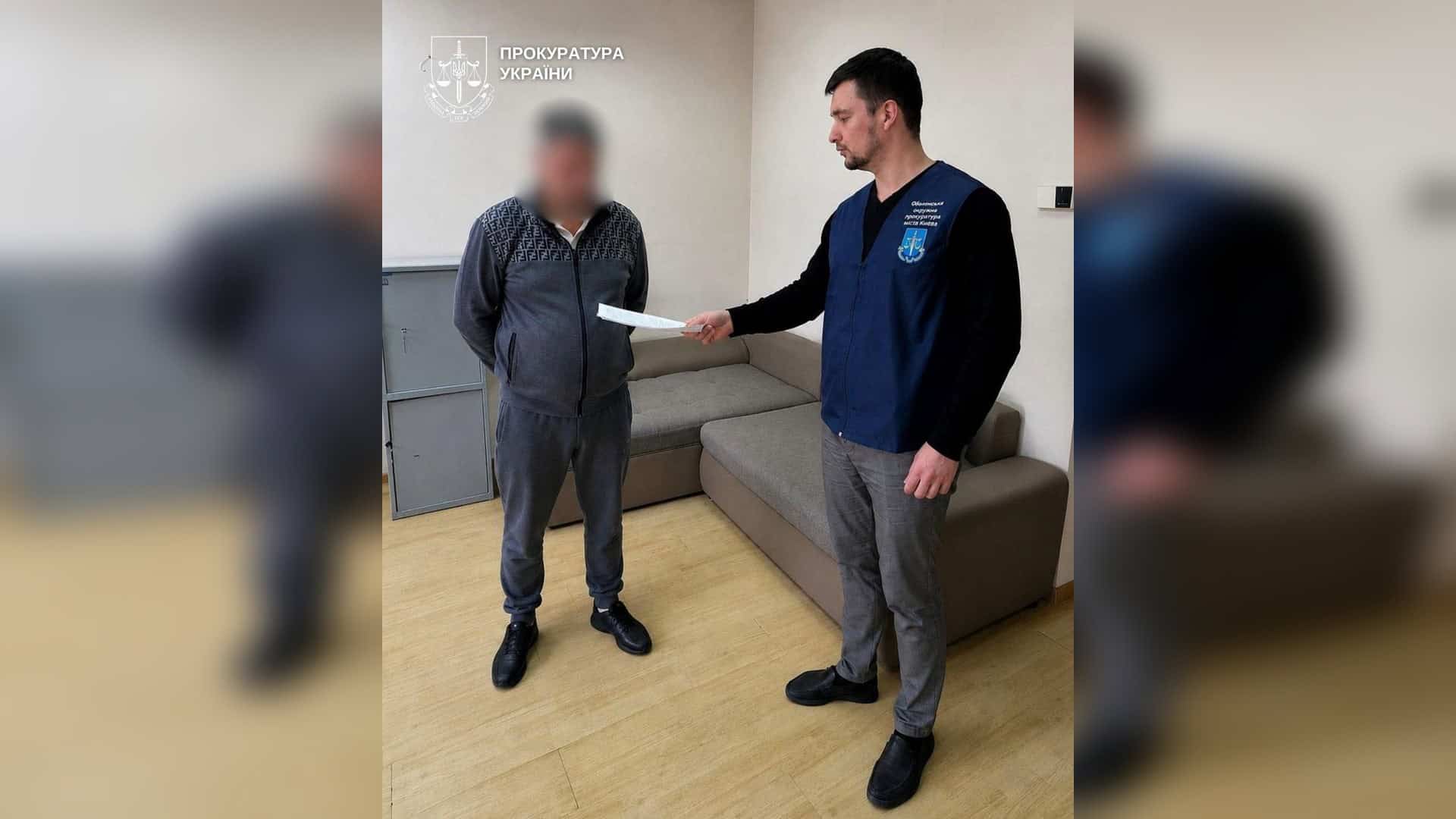 Прокурор Оболонської окружної прокуратури Києва вручає підозру учаснику схеми з фіктивним бронюванням за 4 000 доларів