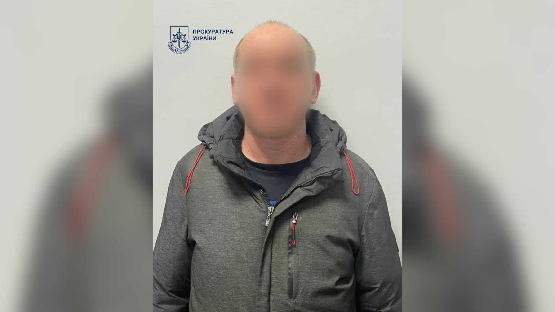 Чоловік у сірій куртці з розмитим обличчям — підозрюваний у пограбуванні в Обухові на Київщині