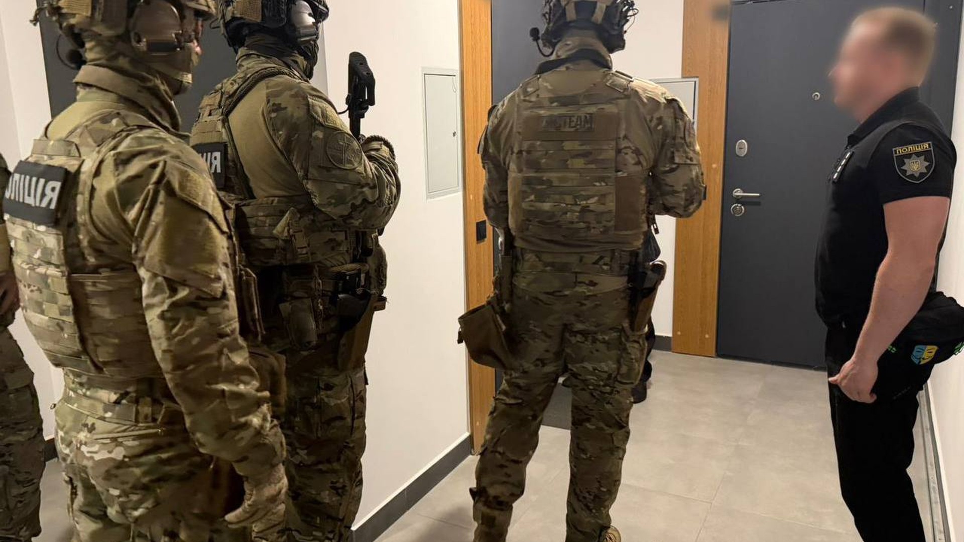 Правоохоронці під час обшуків у шахраїв, які організували схему псевдоінвестування та ошукали чехів на 1,6 млн грн