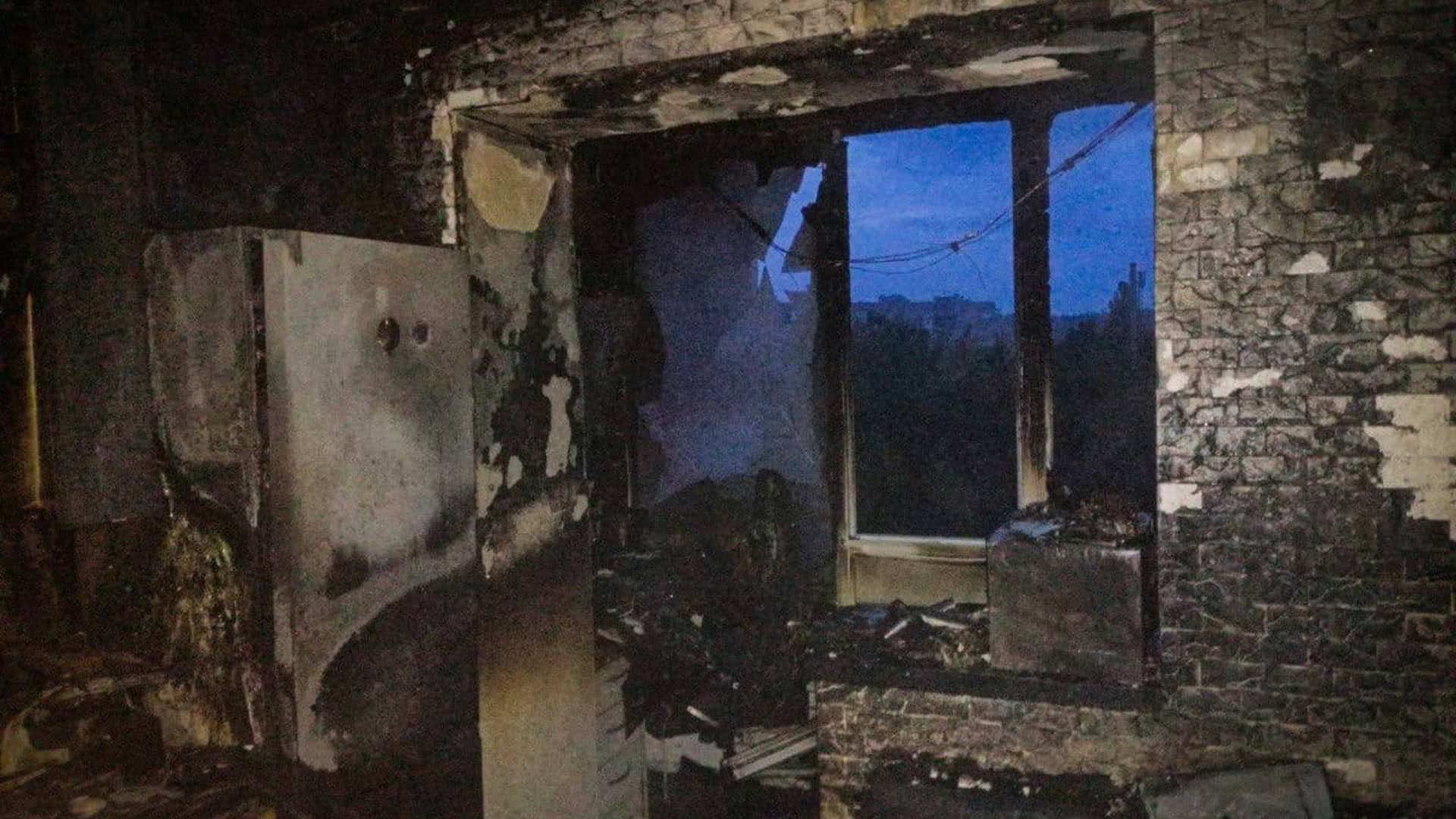 ДТП у Чабанах: водій Renault збив 13-річного велосипедиста Інтер'єр квартири після пожежі у Бучі: обгорілі до цегли стіни, розплавлені меблі та вибите вікно крізь яке видно нічне небо над містом
