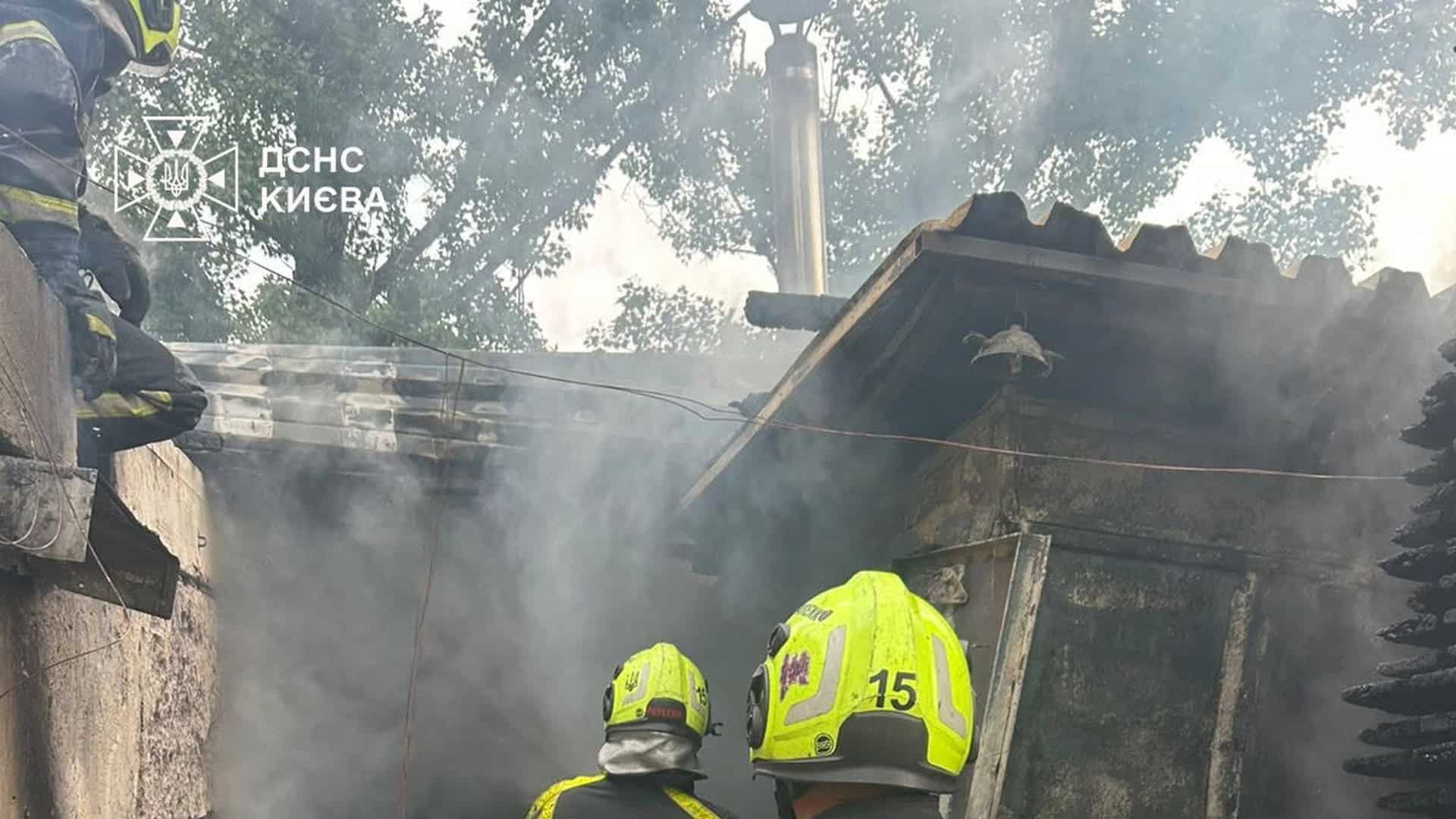 Рятувальники ДСНС гасять пожежу в побутовому приміщенні на вулиці Будіндустрії у Голосіївському районі Києва, 6 червня 2026 року