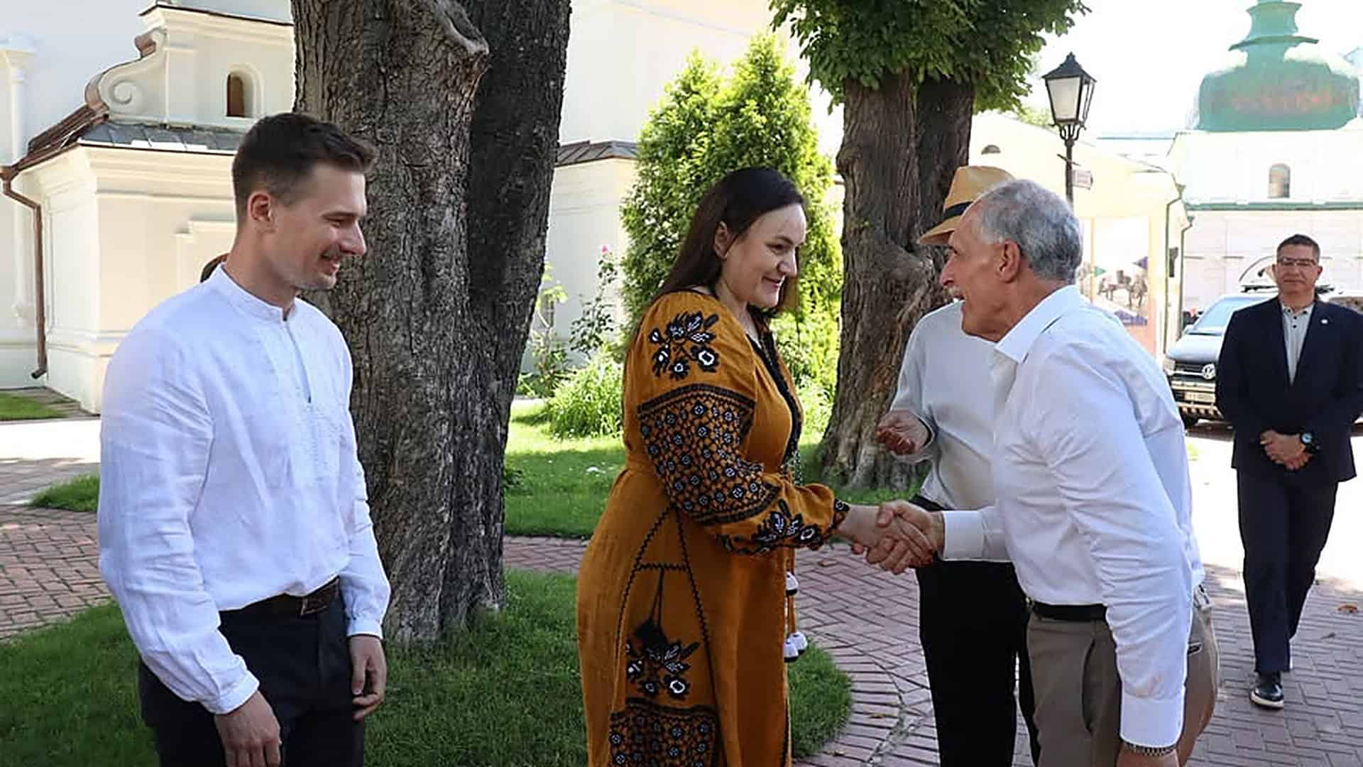 Київські стартапи запрошують до Берліна: 10 місць у бізнес-програмі до 15 квітня Президента Гондурасу Насрі Асфуру в капелюсі вітають біля Національного заповідника «Софія Київська» в Києві під час офіційного візиту