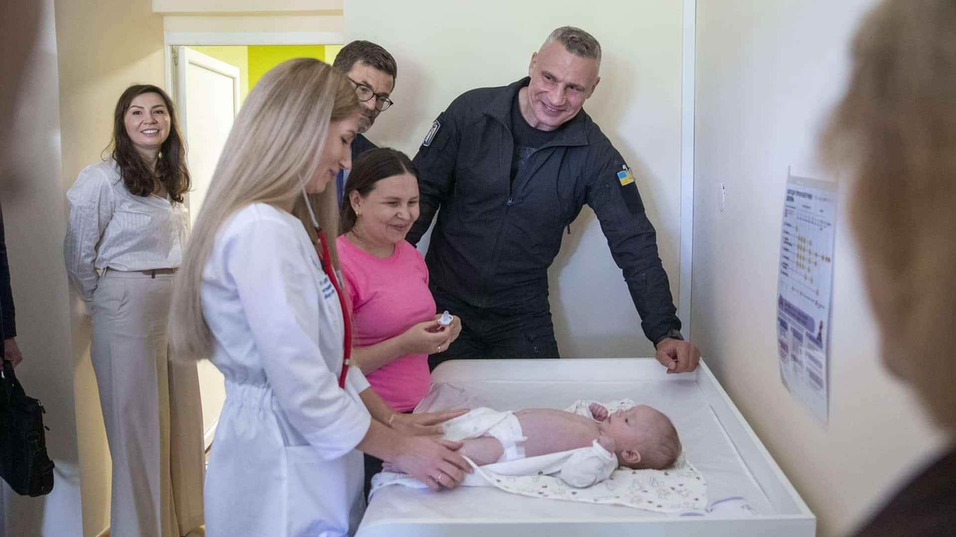 Мер Києва Кличко, посол Німеччини та представник ЮНІСЕФ на відкритті дитячої амбулаторії «Простір турботи»