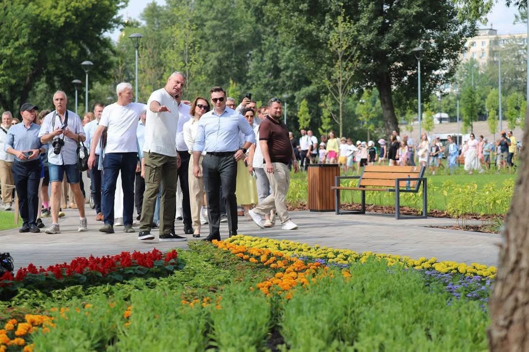 У Києві на Оболоні відкрили новий громадський простір — Вільнюський сквер та пішохідний міст у парку на вулиці Прирічній. Урочисту церемонію провели м