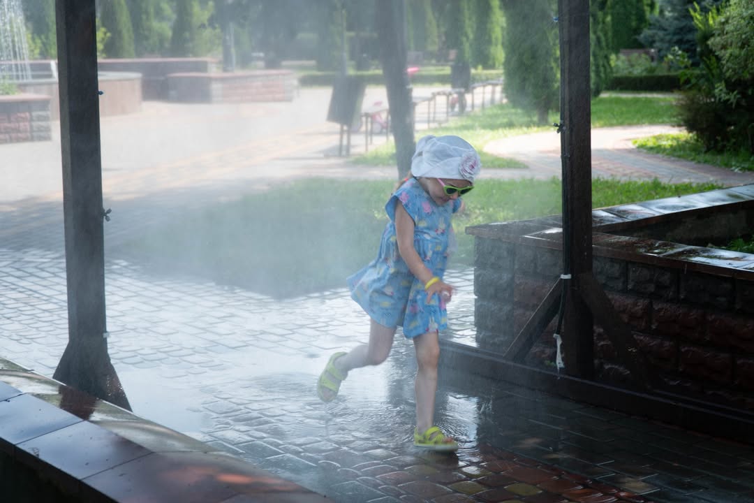 У Києві облаштовують 33 точки прохолоди: у парках, скверах і на бульварах десяти районів міста встановлюють рамки-розпилювачі води, які знижуватимуть