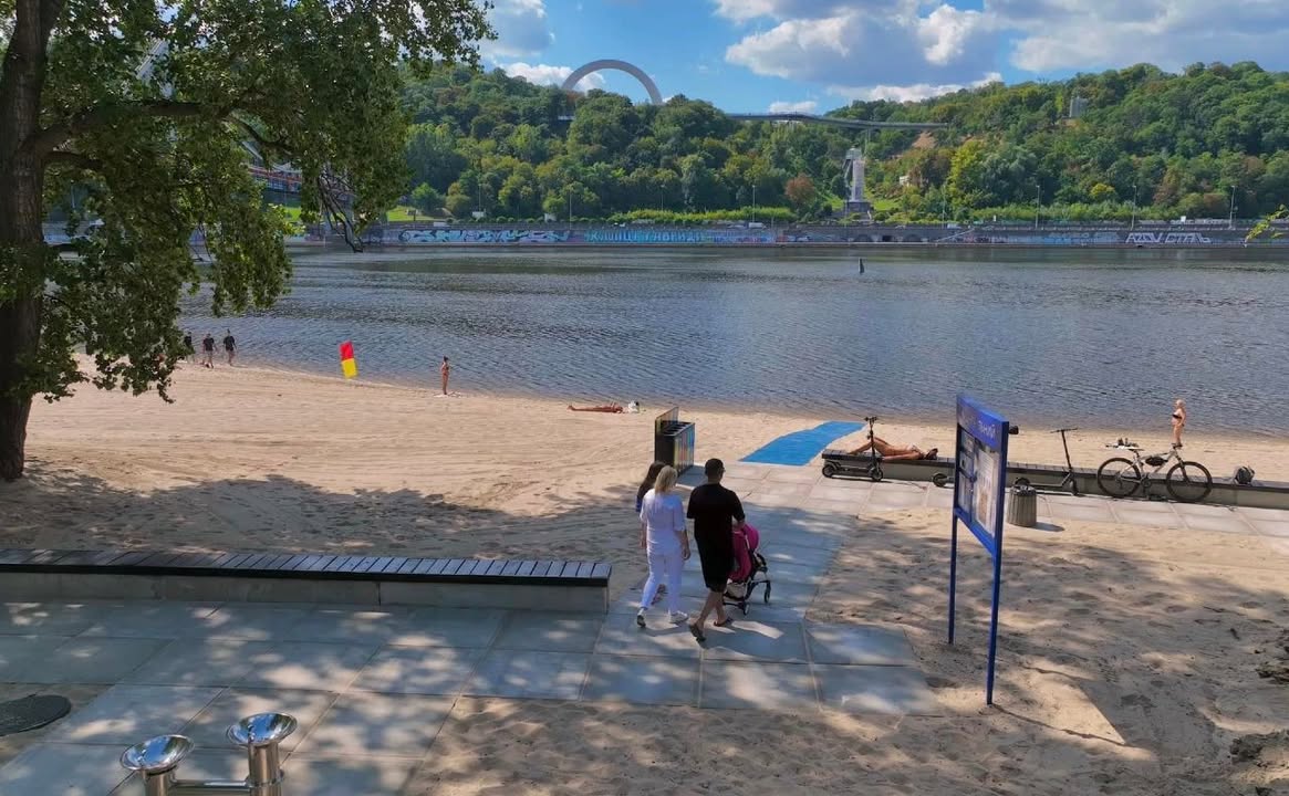 Станом на 18 червня вода на 15 пляжах Києва відповідала встановленим санітарним нормам — такі результати показали лабораторні дослідження, які провели