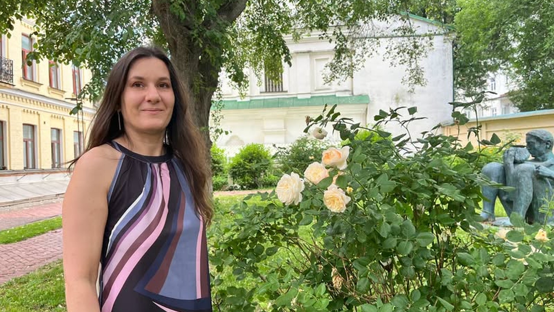 Кураторка артмайстерні «Бачити серцем» Олена Фокова на тлі будівель Національного заповідника «Софія Київська» у Києві