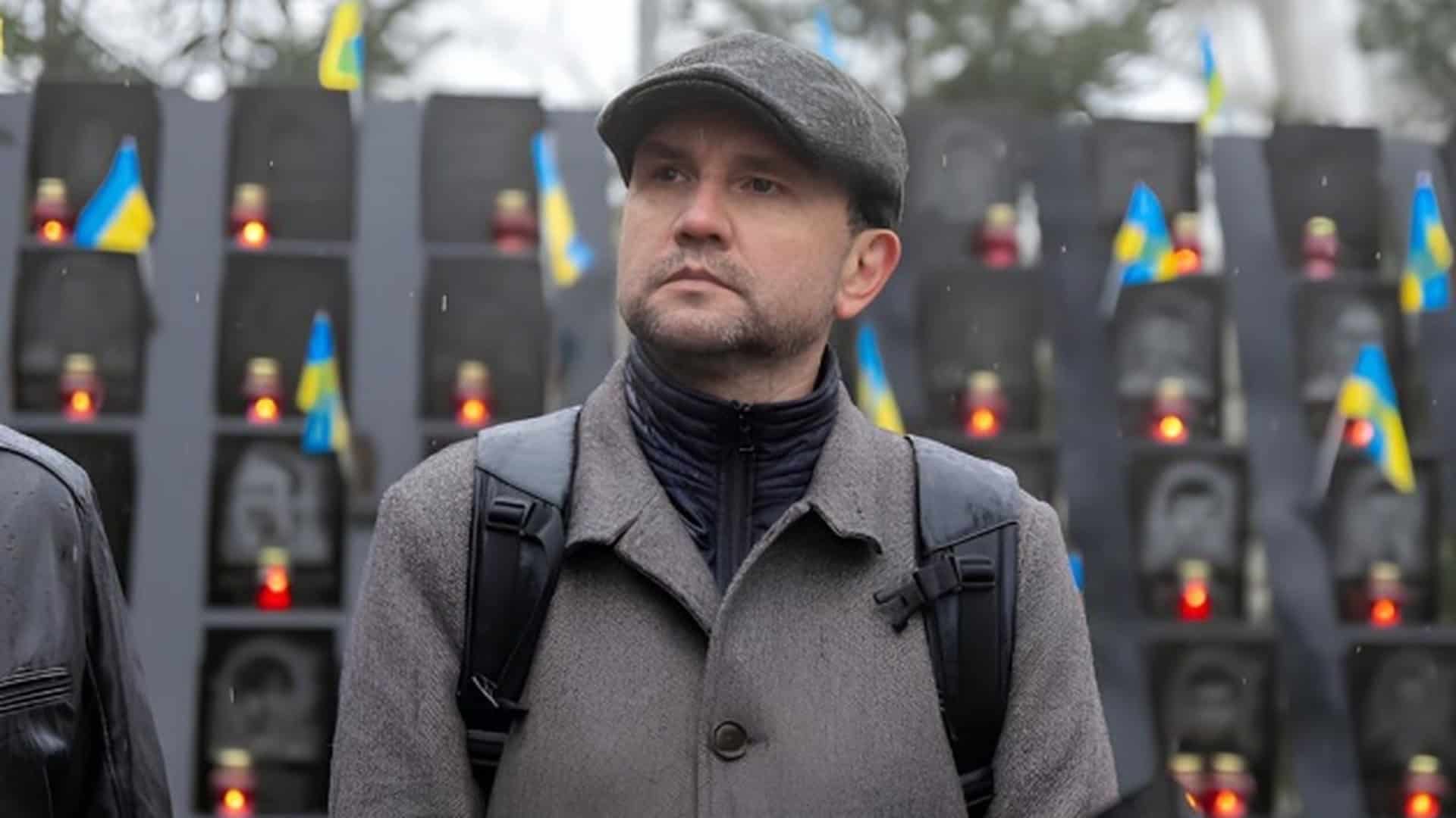 У Києві тварин безкоштовно вакцинують проти сказу Володимир В'ятрович, народний депутат і колишній голова УІНП, біля меморіалу з прапорами України
