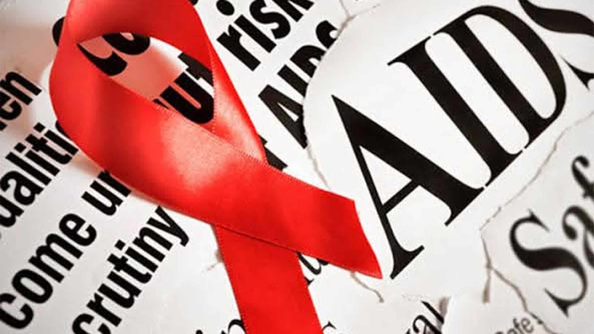 У лісопарках Києва розкладуть 8 375 приманок від сказу Червона стрічка — символ боротьби зі СНІДом — на тлі газетних заголовків про ВІЛ та AIDS, ілюстрація до статистики захворюваності у Києві