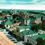 Кольорова листівка початку XX століття: панорама Володимирської вулиці та садибної забудови з тераси літнього ресторану «Прага»