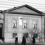 Архівне фото одноповерхового будинку рятувальної станції Товариства швидкої медичної допомоги на Володимирській вулиці