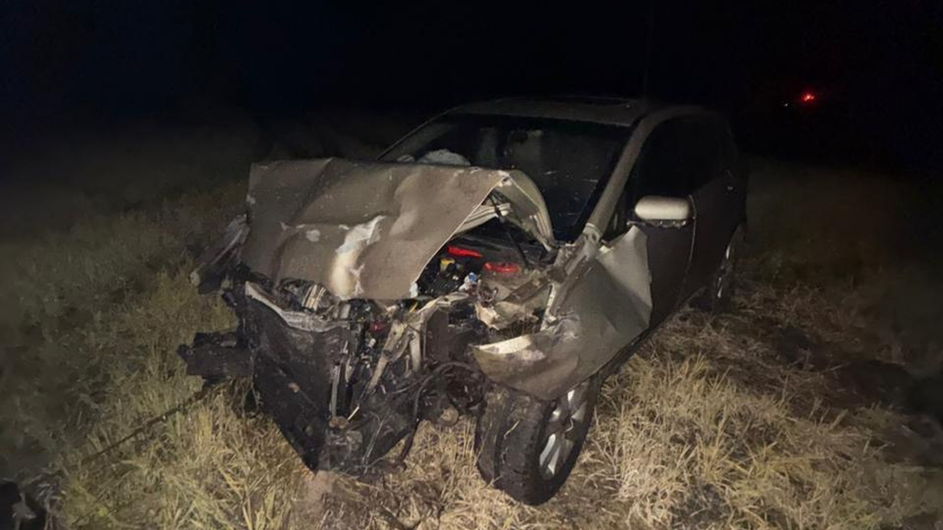 На Київщині прокуратура викрила підпільне виробництво фальсифікованого алкоголю Розбитий автомобіль Opel Vivaro на узбіччі траси Київ — Одеса після зіткнення з п'яним сержантом, який їхав 180 км/год