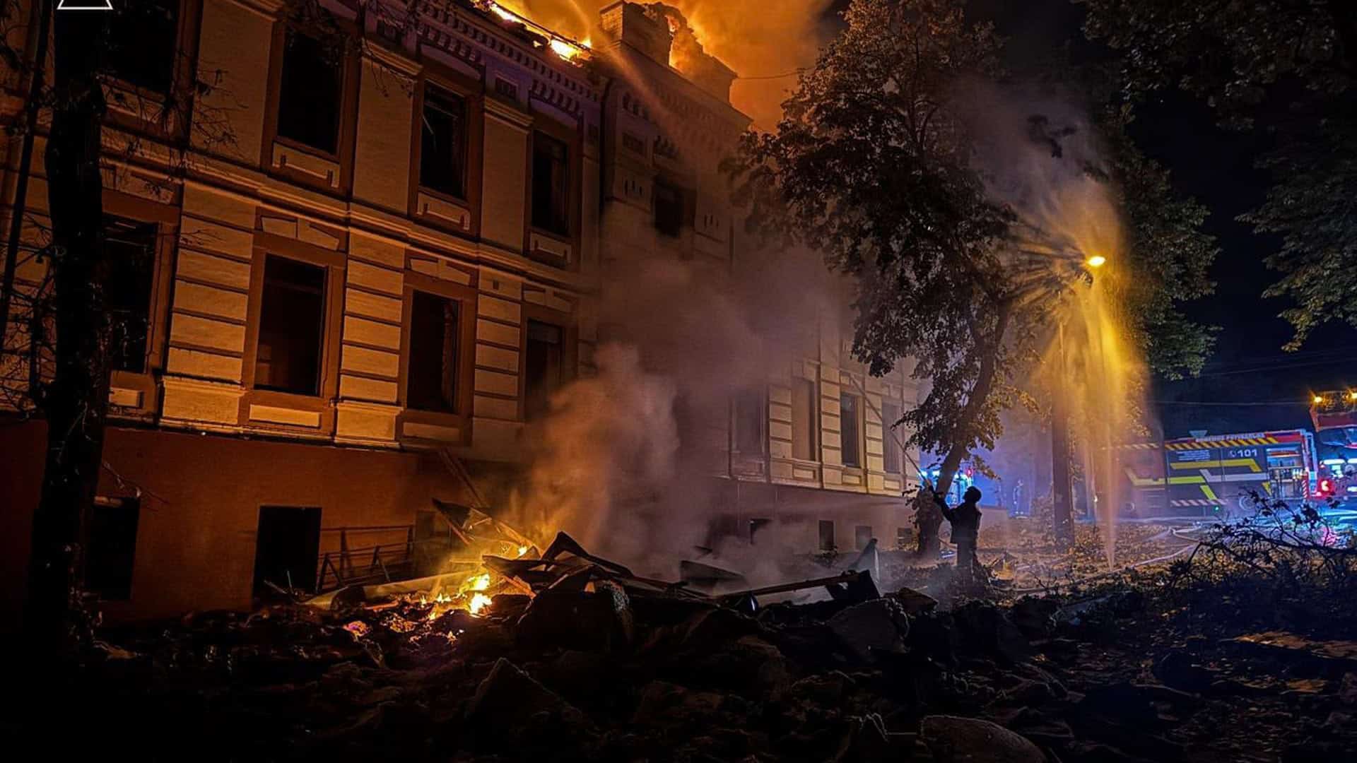 31 постраждалий у лікарнях після атаки 2 червня, обидві дитини стабільні Рятувальники ліквідують наслідки масованого ракетного удару по Києву: понад 40 ракет, одна загибла та 16 поранених