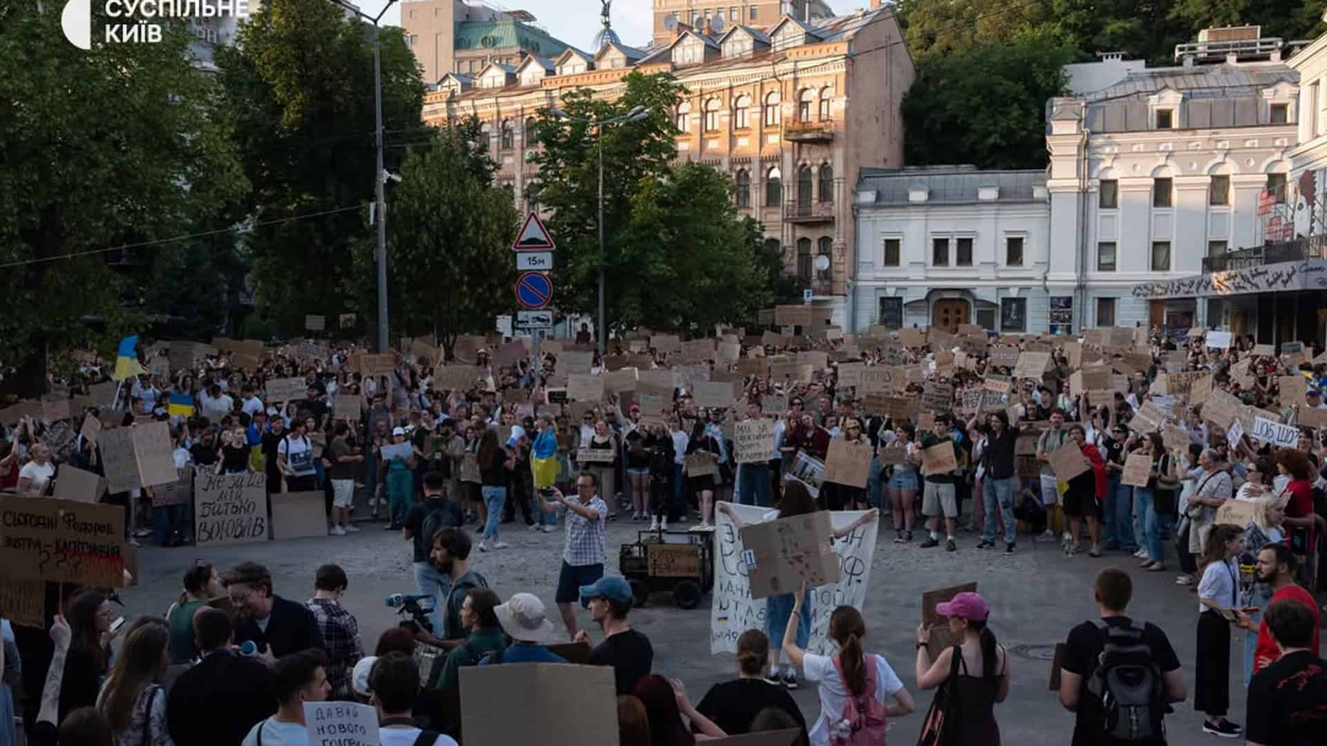 У Києві відключення триватимуть до 6 годин: графік на 28 жовтня Сотні людей із картонними плакатами на площі Івана Франка в Києві під час акції на підтримку Михайла Федорова