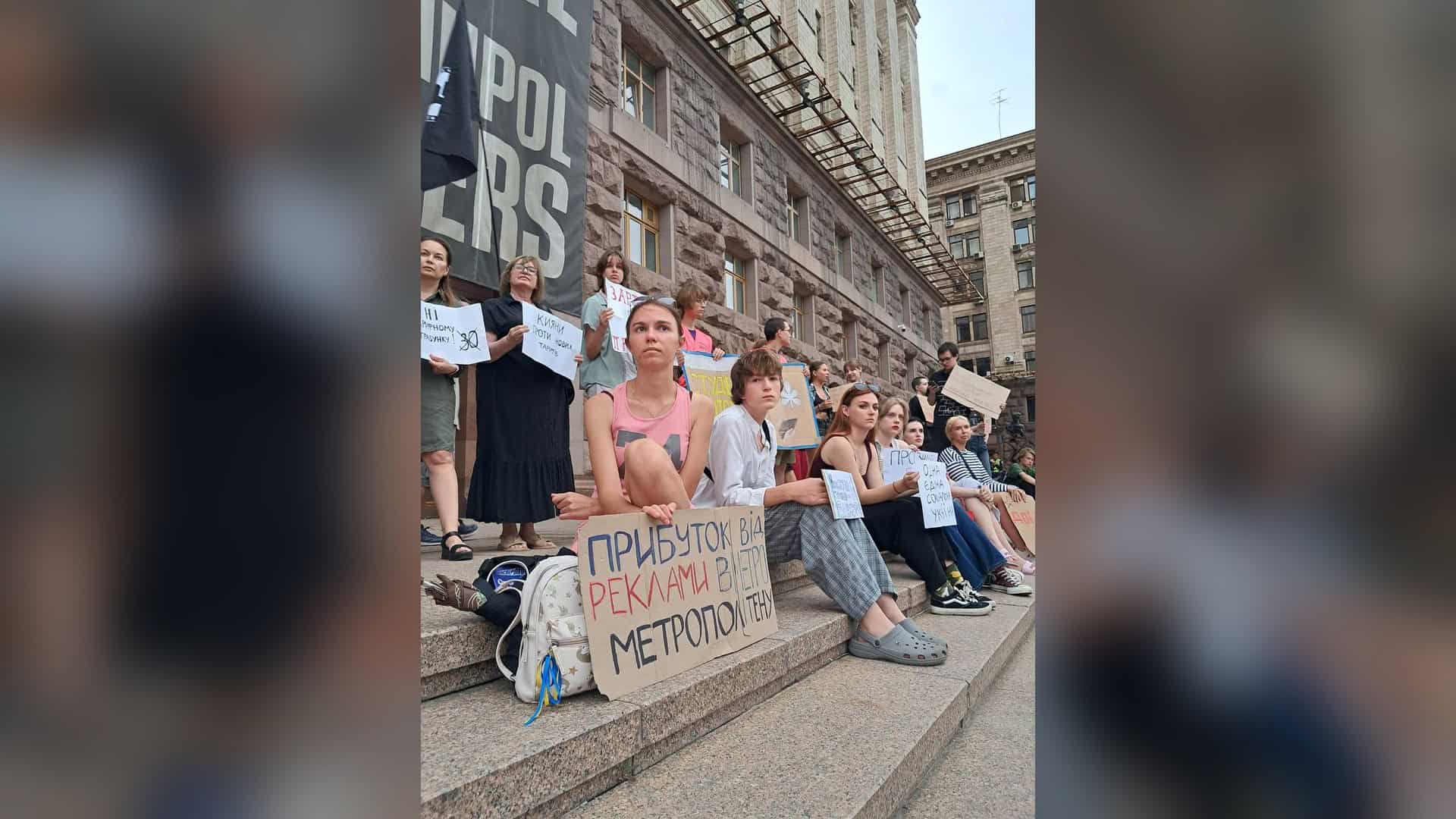 Будинок 1899 року в зоні ЮНЕСКО: у Києві готують демонтаж Учасники акції протесту з плакатами проти підвищення тарифів на проїзд сидять на сходах під будівлею КМДА