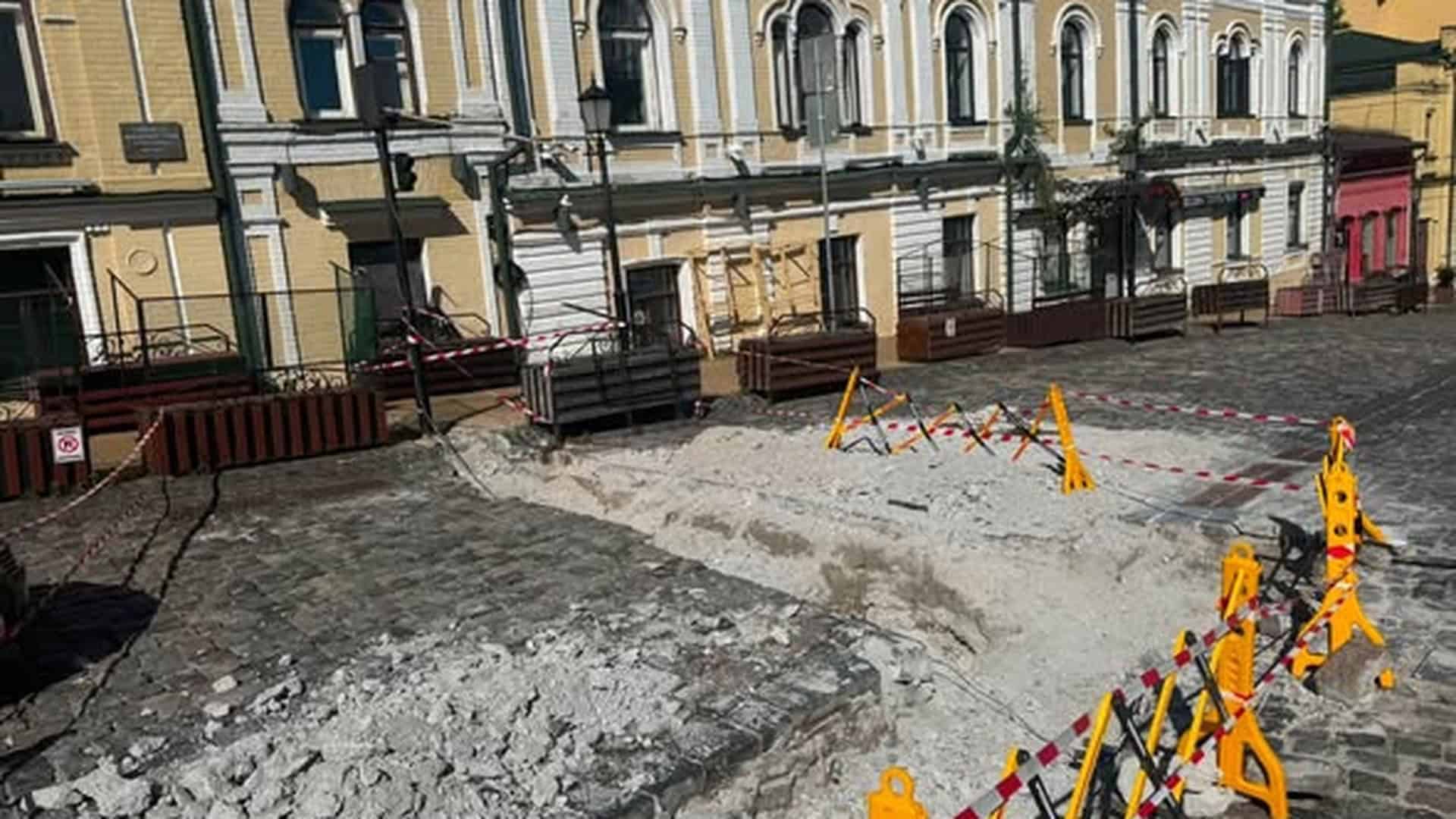 На Андріївському узвозі демонтують боларди: влада каже про ремонт Розібрана бруківка та огородження на місці демонтажу болардів на Андріївському узвозі поблизу Андріївської церкви