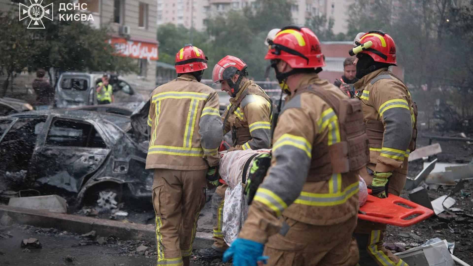Рятувальники ДСНС розбирають завали зруйнованого будинку після російської атаки на Київ 6 липня