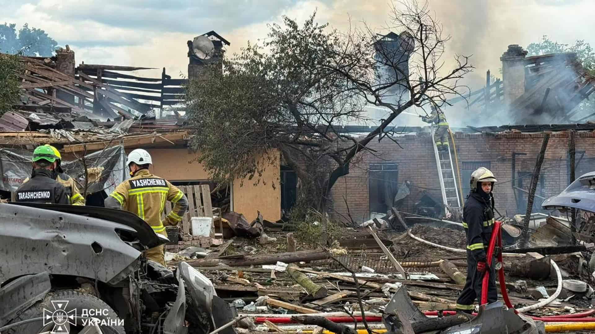 Компанія приховала заборону на закупівлі: держава стягне 81 млн грн Рятувальники ДСНС гасять пожежу та розбирають завали зруйнованих будівель після балістичного удару по Бучанському району
