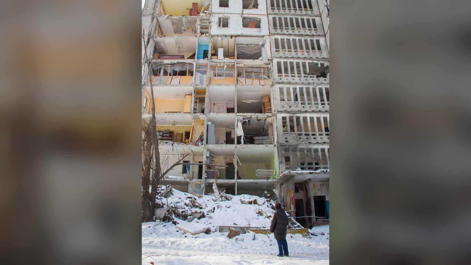 «єЯрмарок»: у Києві зʼявилась онлайн-карта ярмарок Людина стоїть перед зруйнованим багатоповерховим будинком узимку — фото зі звіту про бездомність