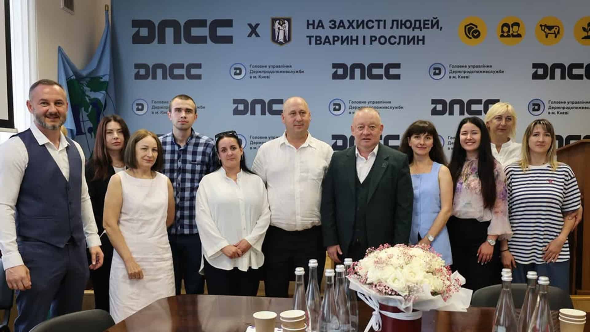 Увага пасажирів потягу Варшава-Київ: доведеться пересісти Учасники візиту данської делегації до Головного управління Держпродспоживслужби в Києві на спільному фото