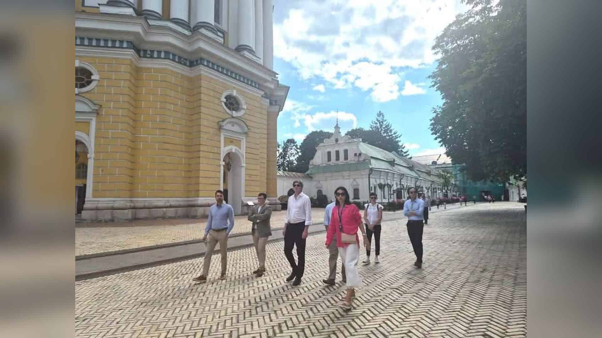 Делегація Гельсінської комісії Конгресу США оглядає пошкоджений Успенський собор Києво-Печерської лаври