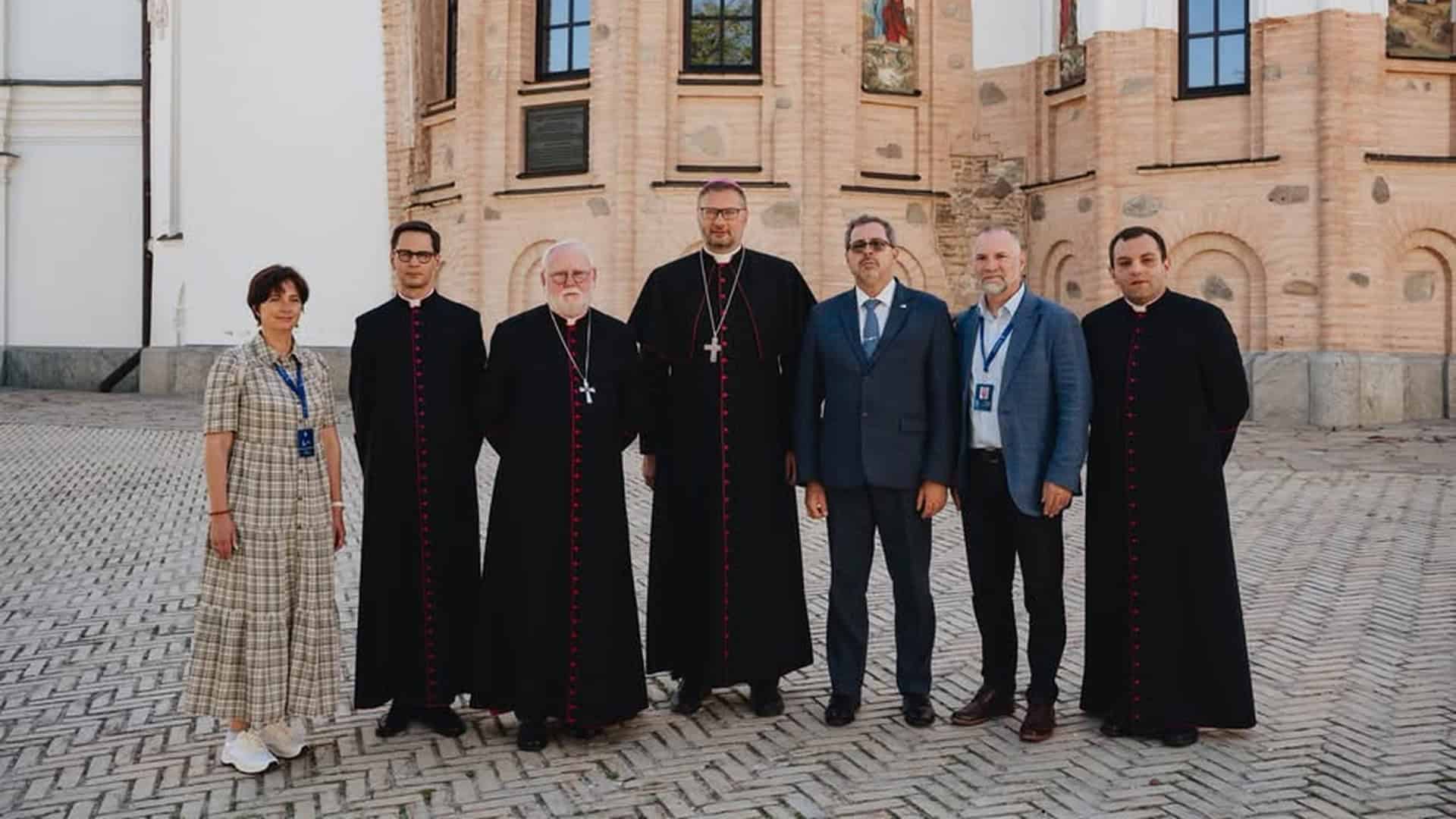 «Під наглядом КГБ»: дискусія В'ятровича та Матіос на Книжковому Арсеналі — відео Делегація Ватикану на чолі з архиєпископом Полом Ґаллаґером біля Успенського собору Києво-Печерської лаври, 19 липня 2026 року