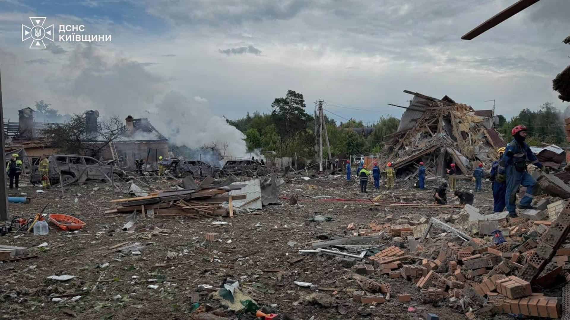 Рятувальники ДСНС працюють на місці ракетного удару по Бучанському району: зруйновані будинки та згорілі автомобілі