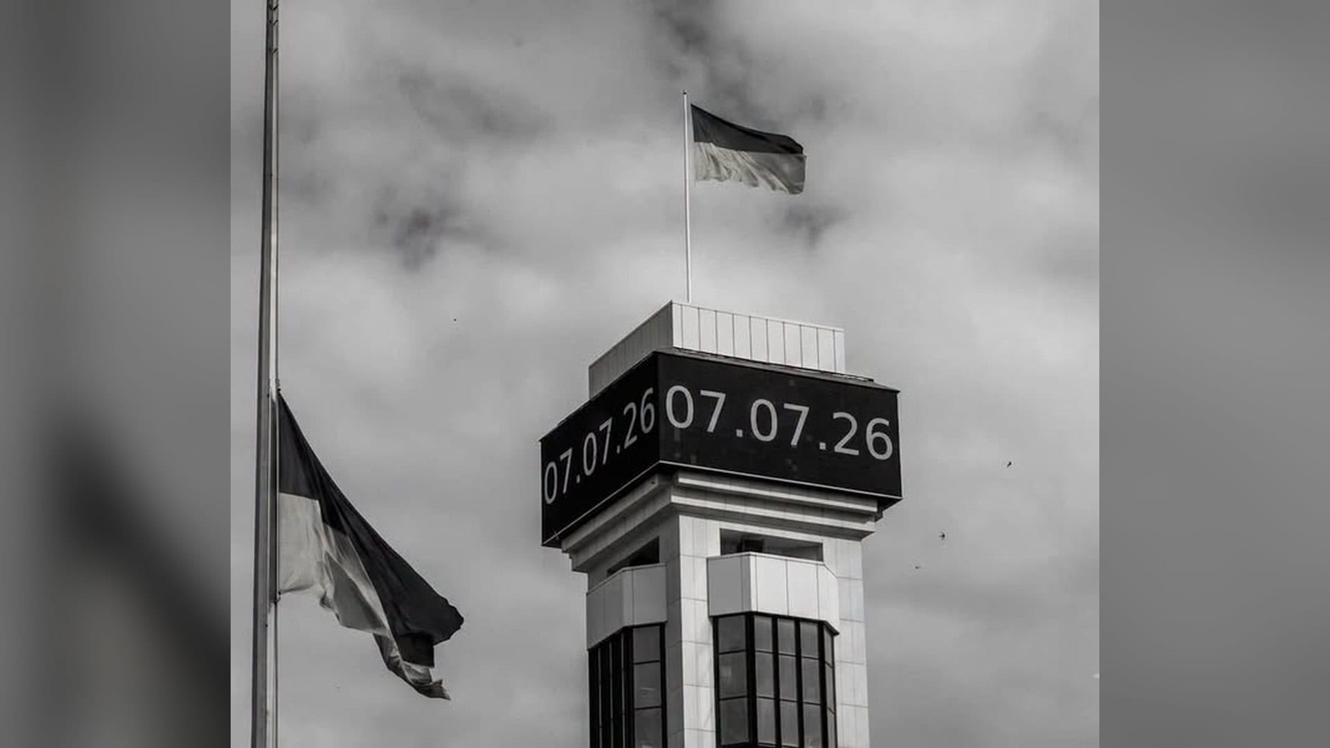 24 січня, була пошкоджена історична будівля фабрики Roshen Приспущені чорно-жовті прапори на будівлі з електронним табло, що показує дату 07.07.26, у День жалоби в Києві