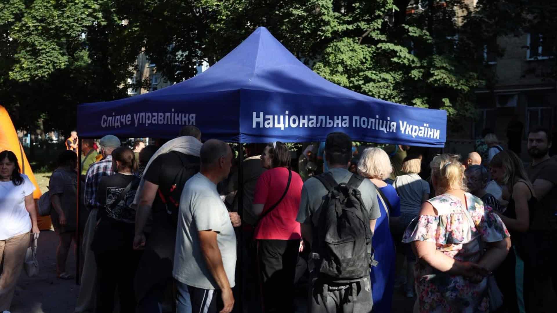 Атака на Київ 2 липня: дев'ятиповерхівка у Дарницькому, 11 загиблих Мешканці Деснянського району біля намету слідчого управління Національної поліції після нічної атаки 2 липня