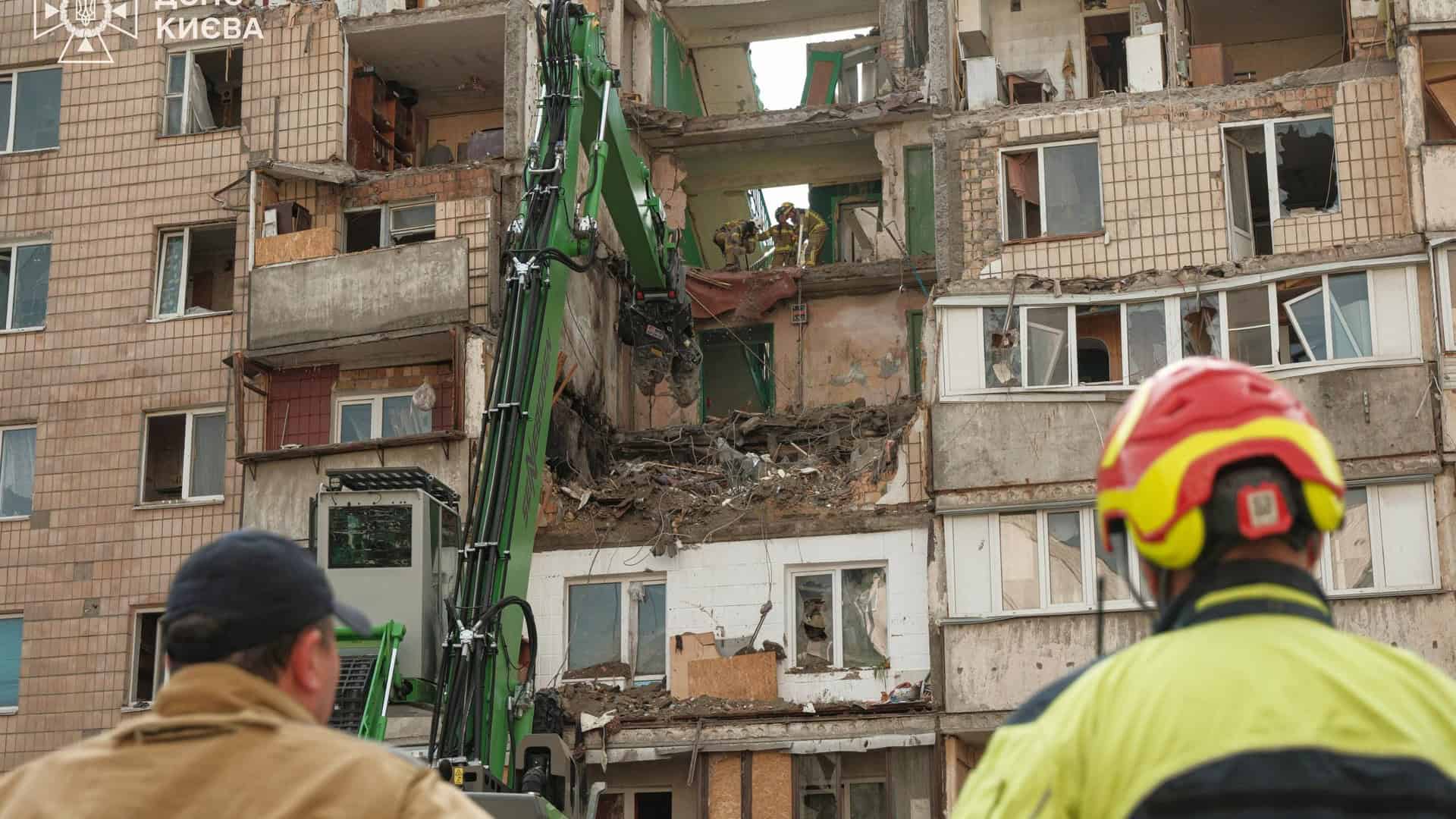 Атака на Київ: 19 загиблих, 58 поранених у двох районах (оновлено) Рятувальники спостерігають за роботою крана-руйнівника на пошкодженій багатоповерхівці в Дарницькому районі Києва