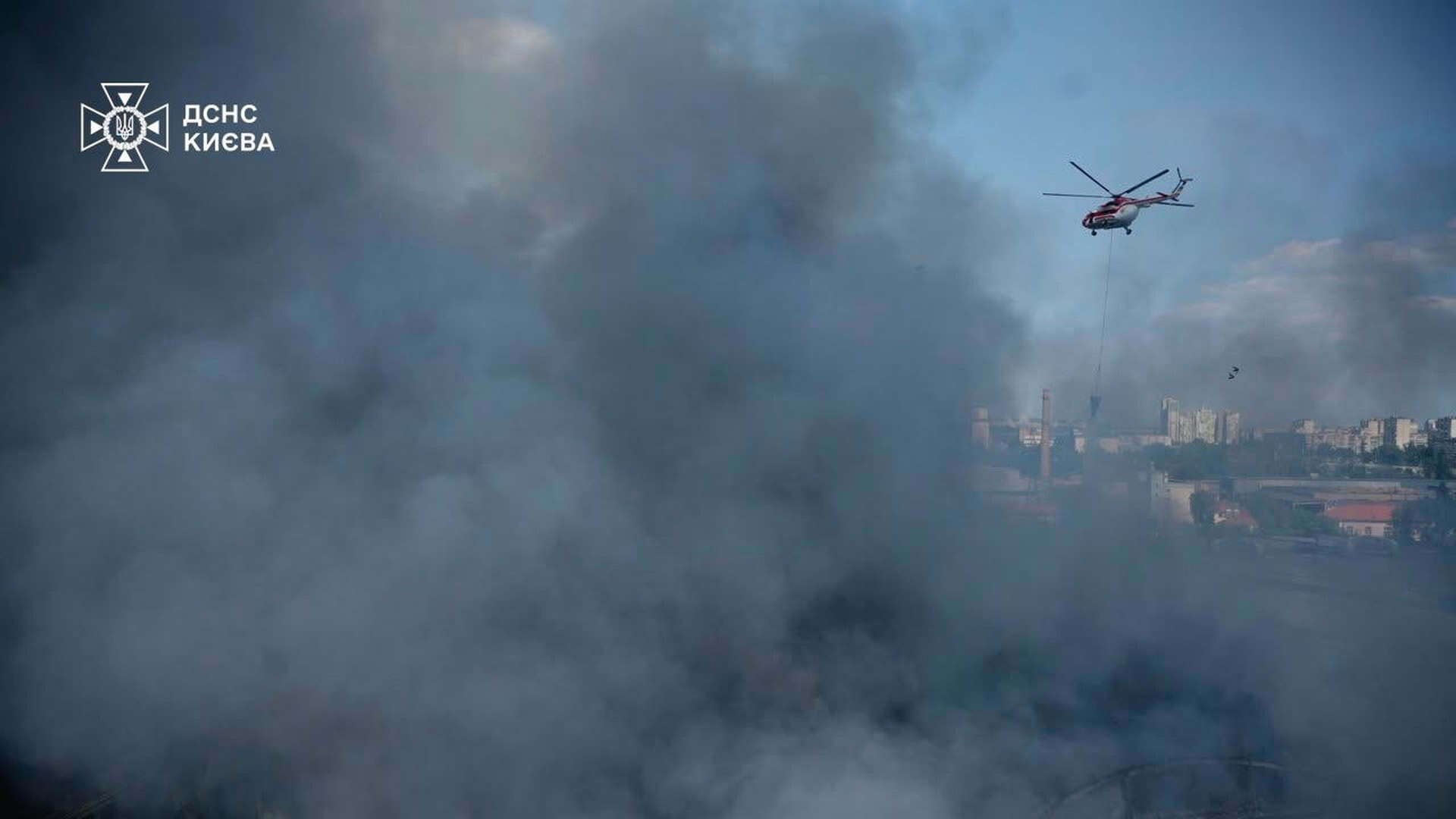 Парк «Перемога» у Києві: 66 гектарів соснового лісу з алеями Вертоліт ДСНС гасить масштабну пожежу серед густого диму над Києвом після нічної атаки 2 липня, яка спричинила погіршення якості повітря